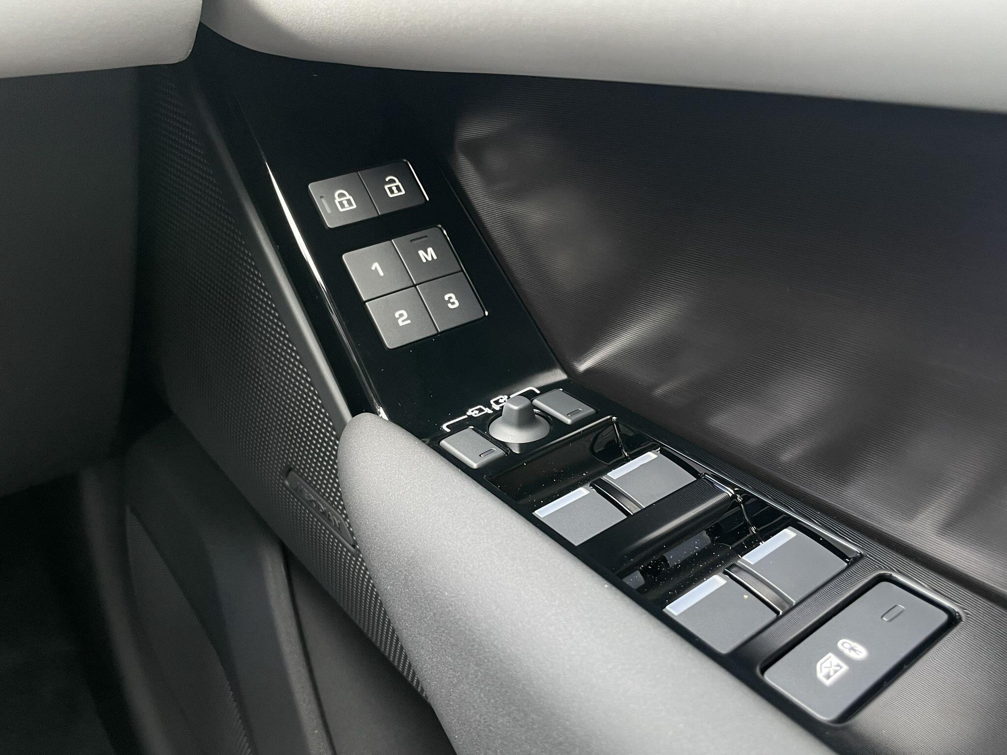 Land Rover Range Rover Velar view 23
