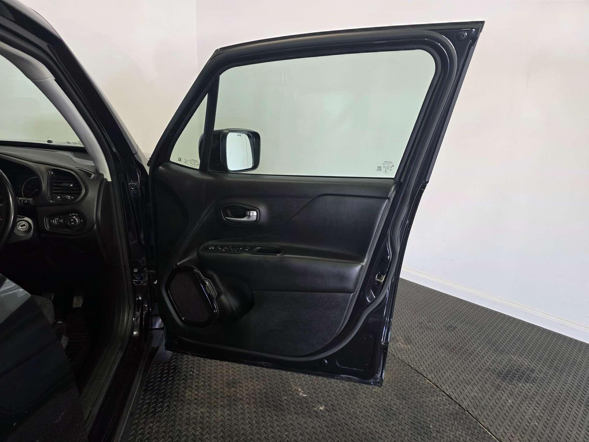 Jeep Renegade view 13