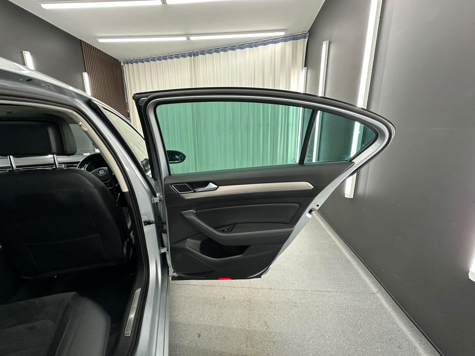 Volkswagen Passat view 21