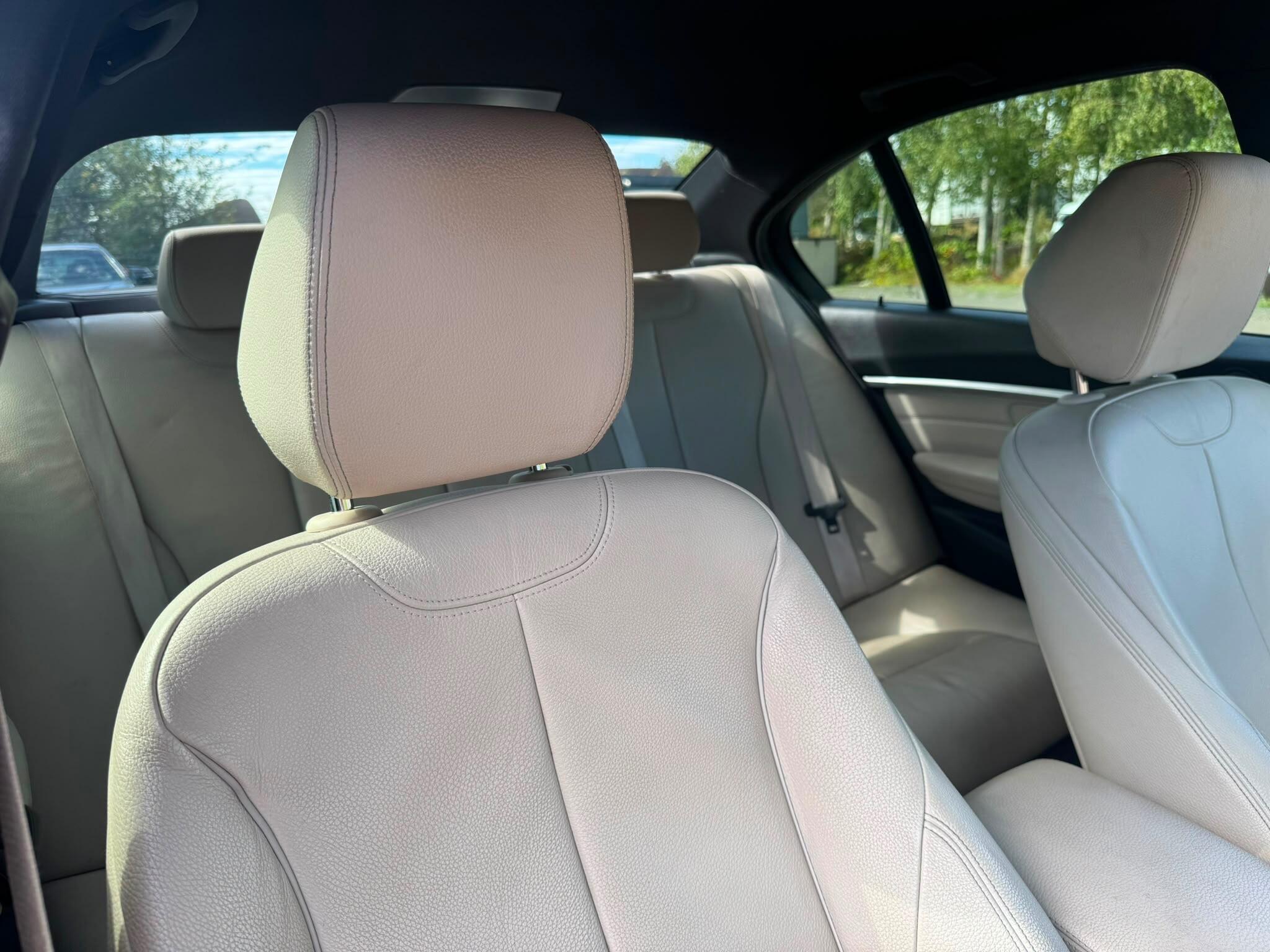 BMW 3 Series view 20