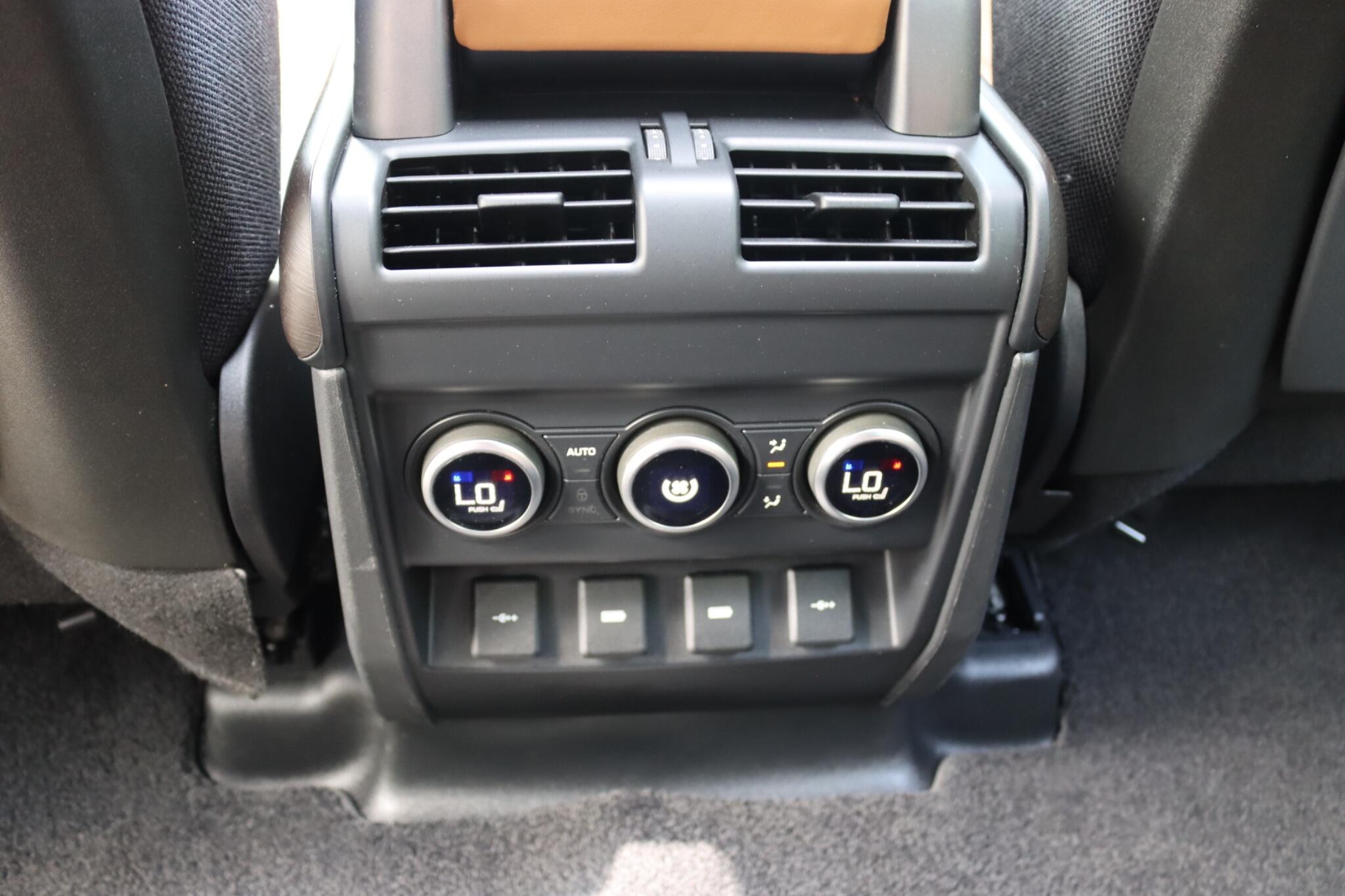 Land Rover Defender view 30