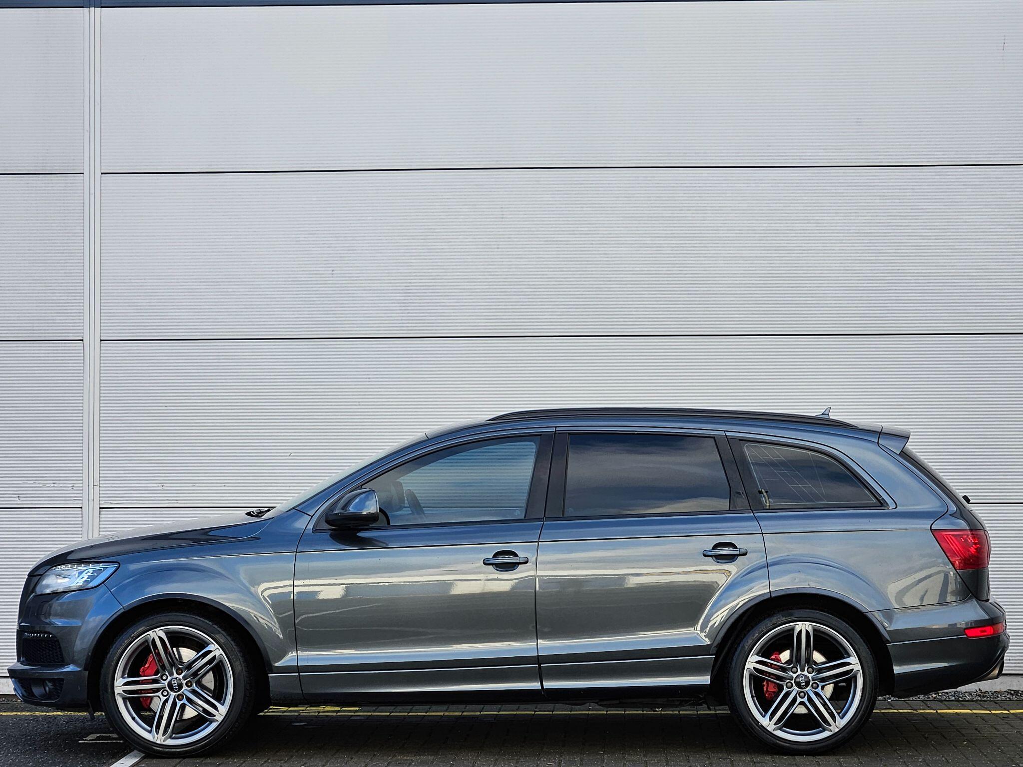 Audi Q7 view 9