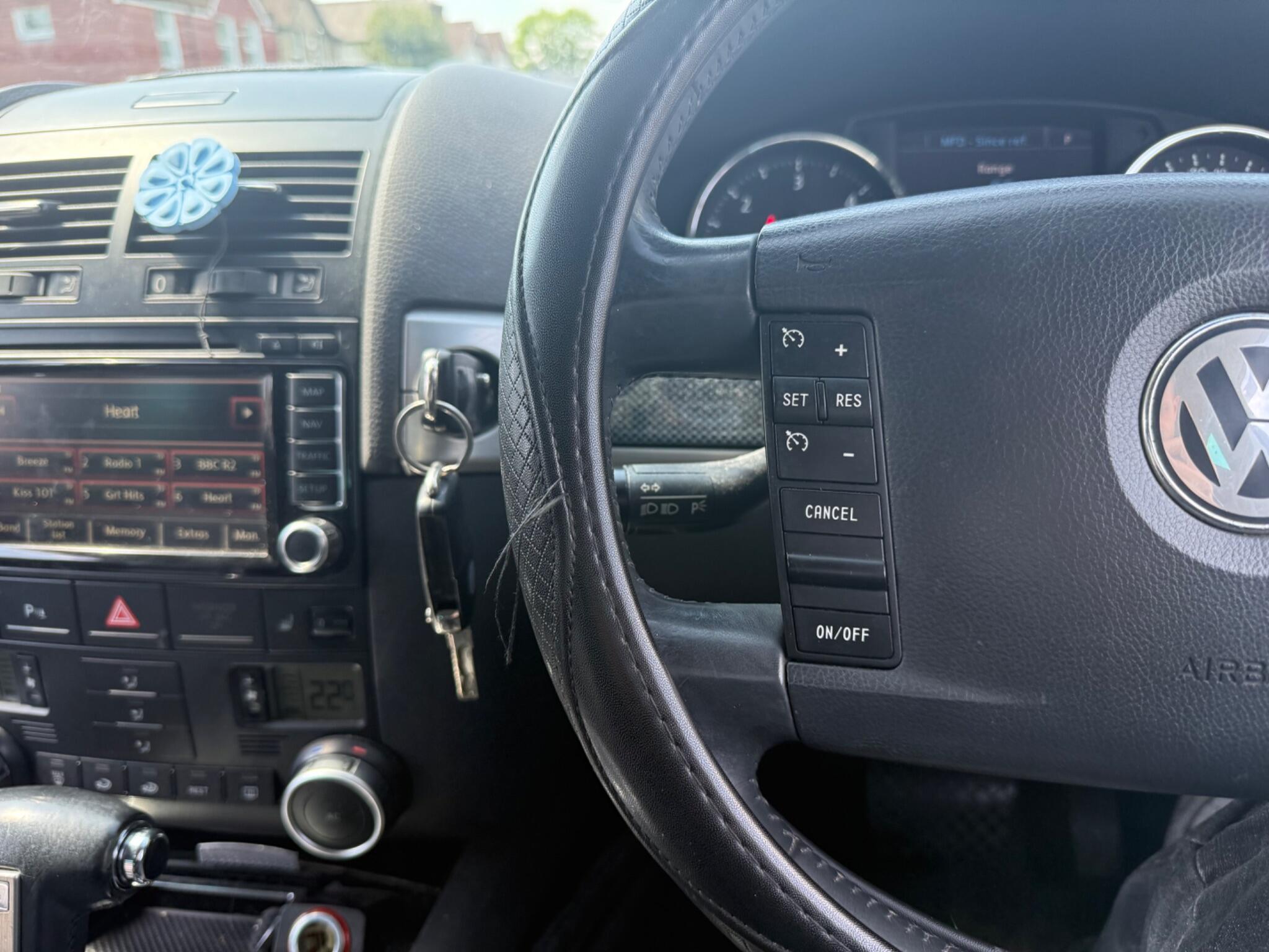 Volkswagen Touareg view 12