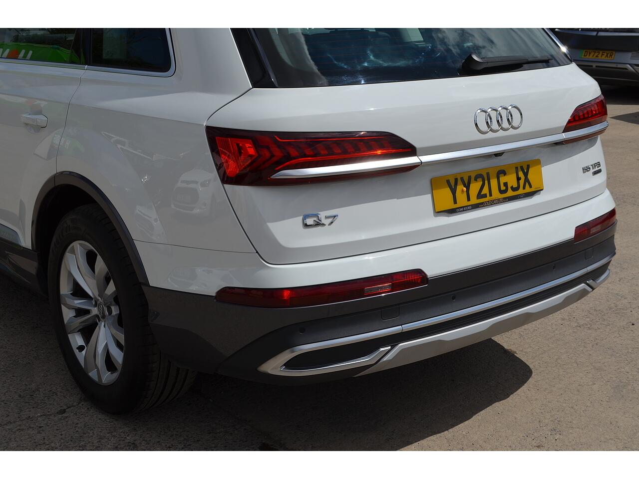 Audi Q7 view 47