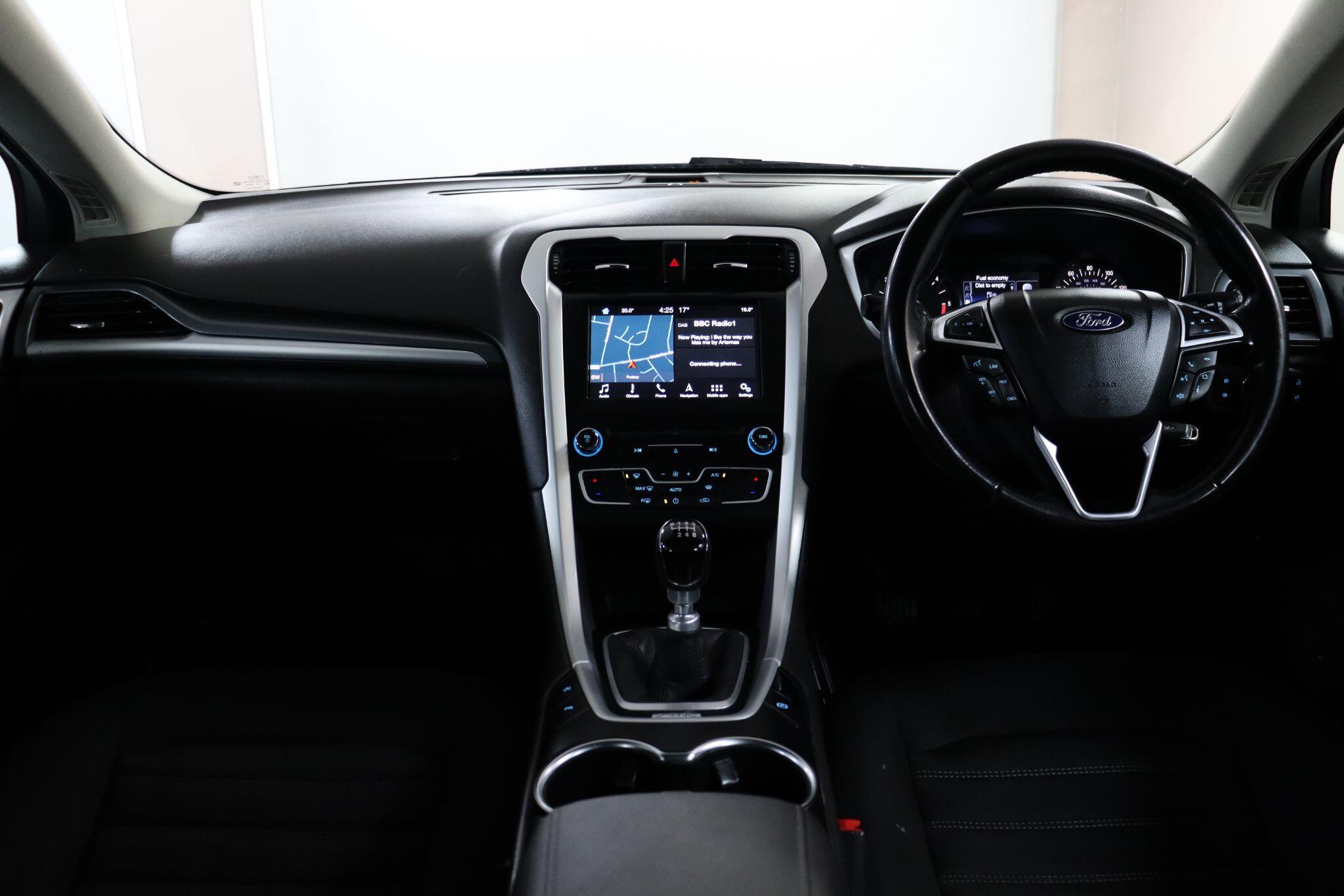 Ford Mondeo view 41