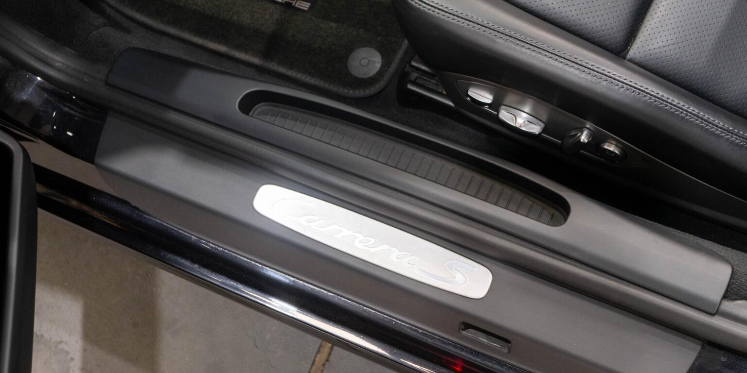 Porsche 911 view 32