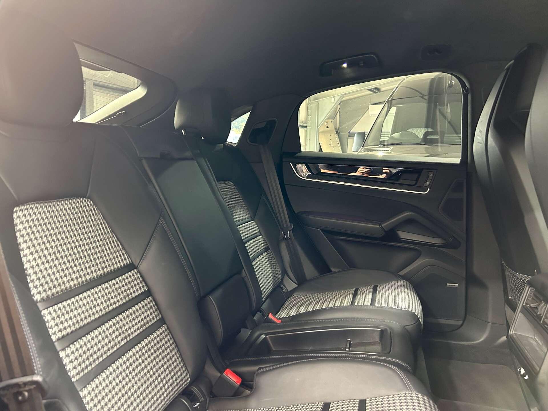 Porsche Cayenne view 36
