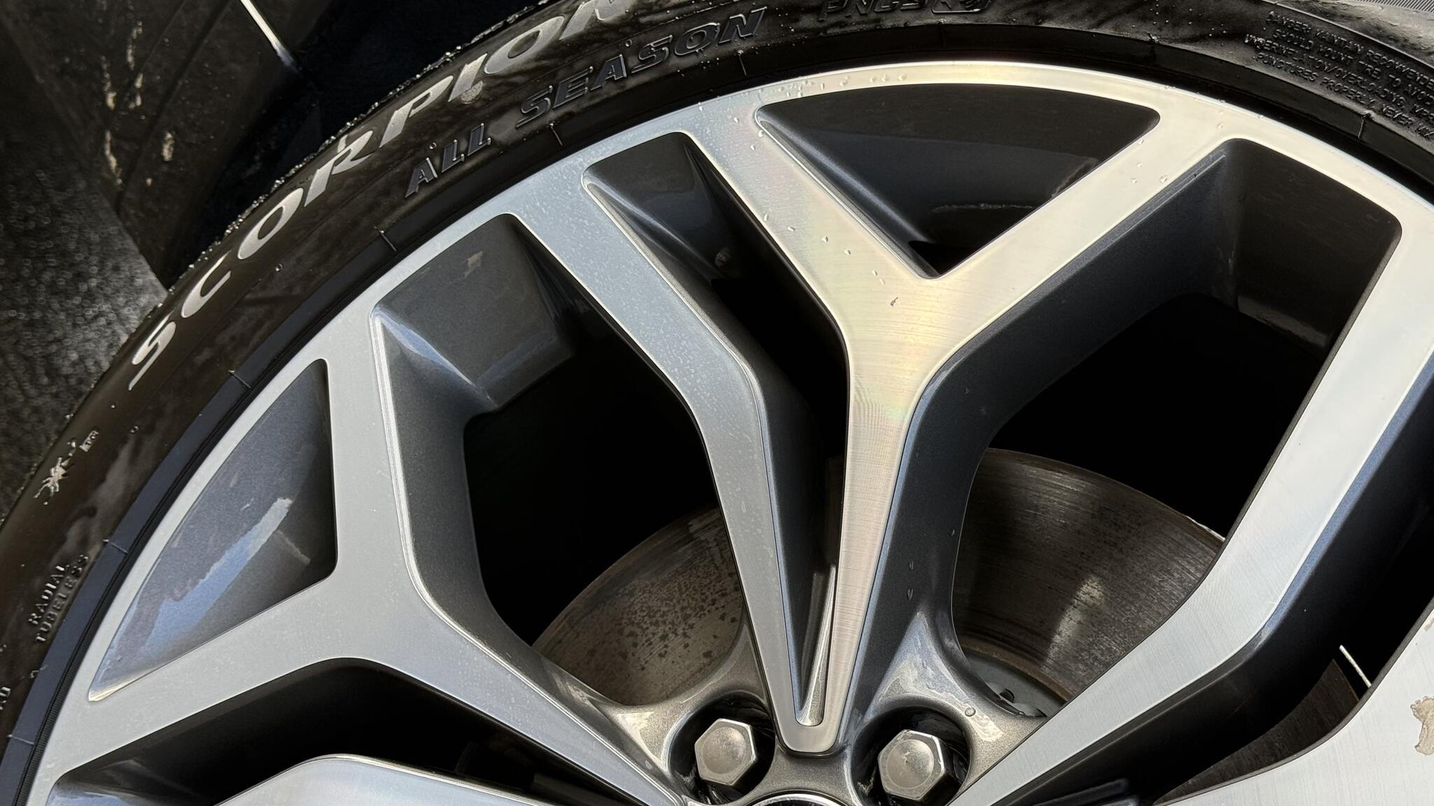Land Rover Discovery Sport view 32