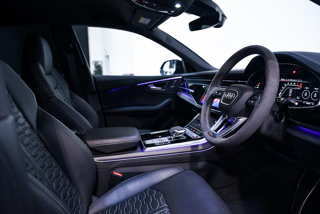 Audi RS Q8 view 15