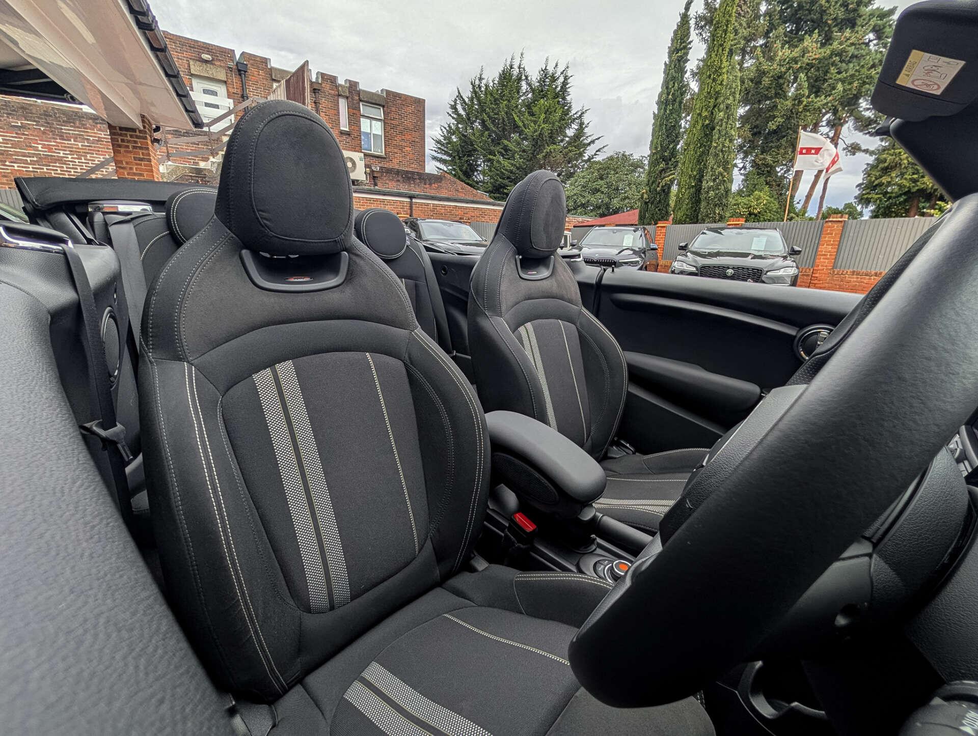 Mini Convertible view 32