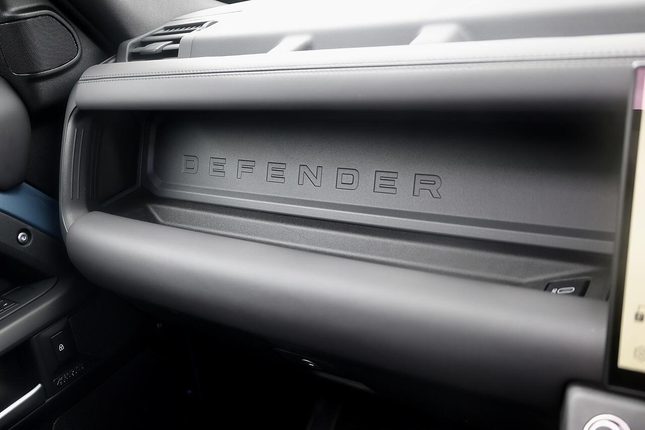 Land Rover Defender 110 view 20