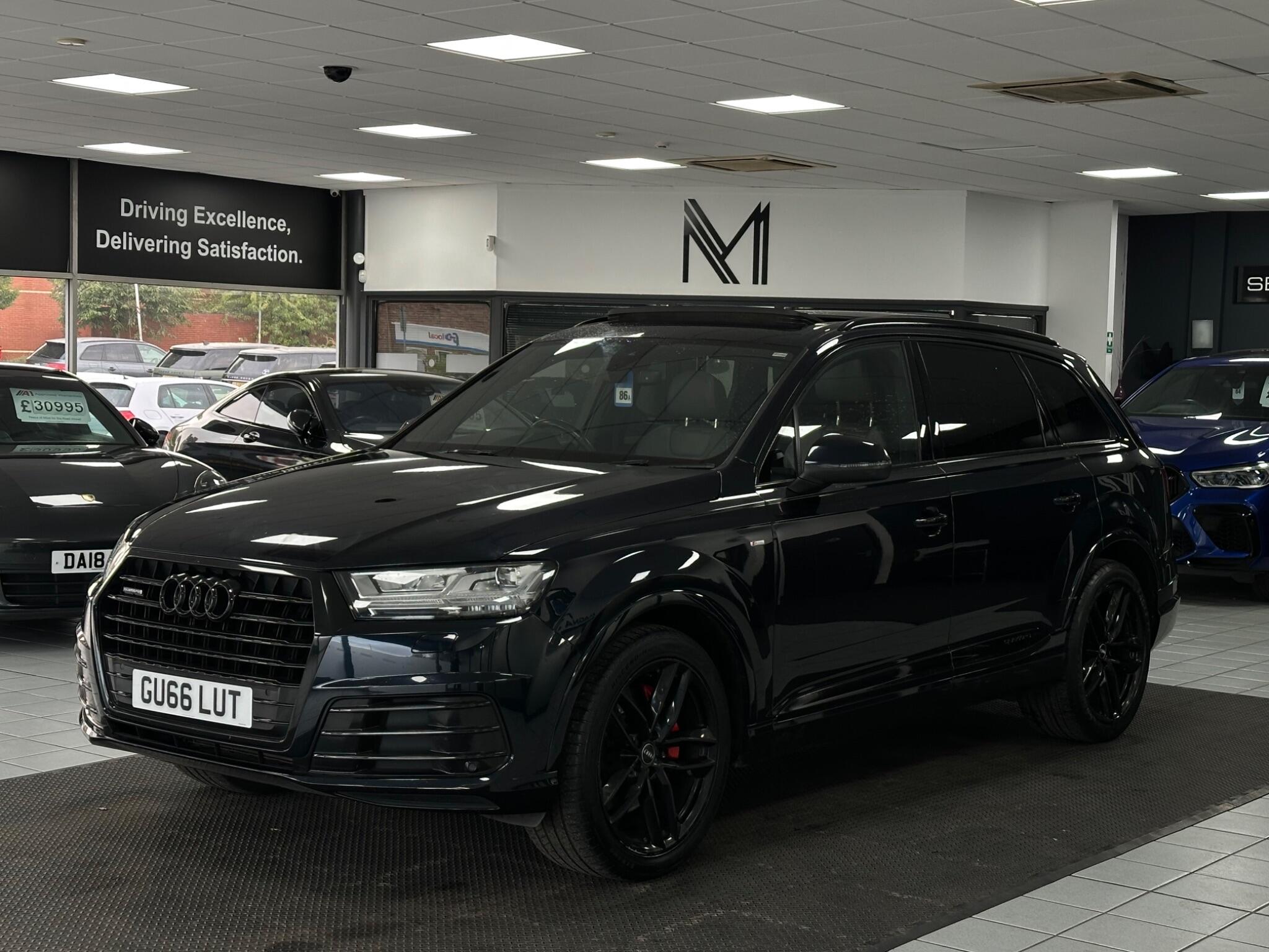 Audi Q7 view 9