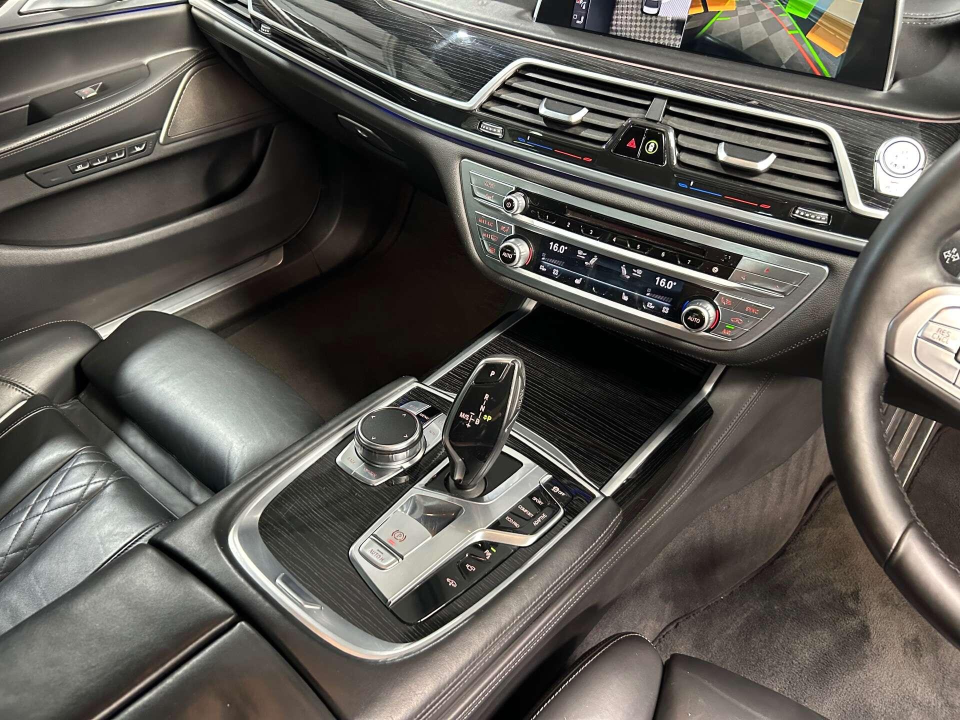 BMW 7 Series view 24
