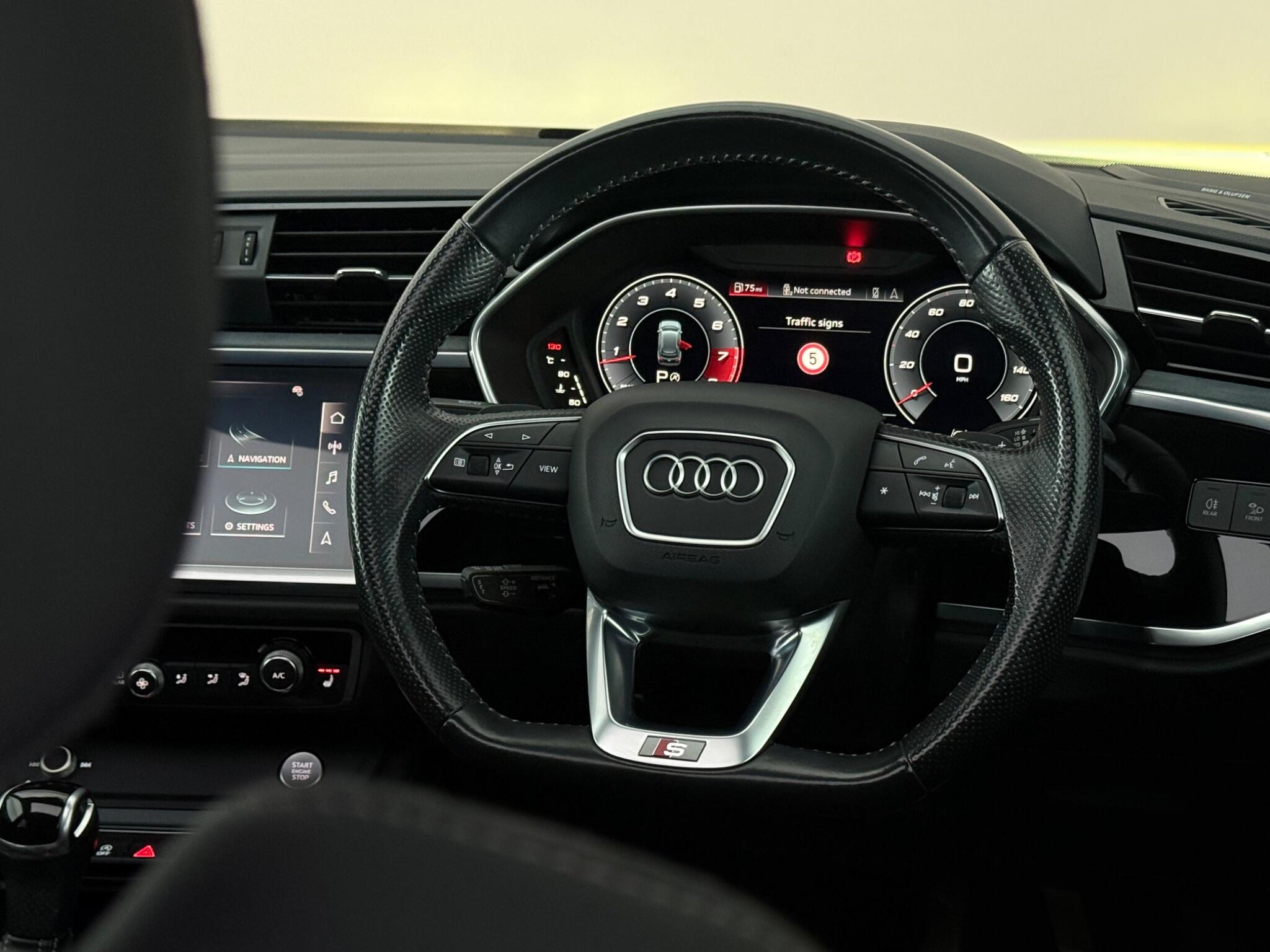 Audi Q3 view 14