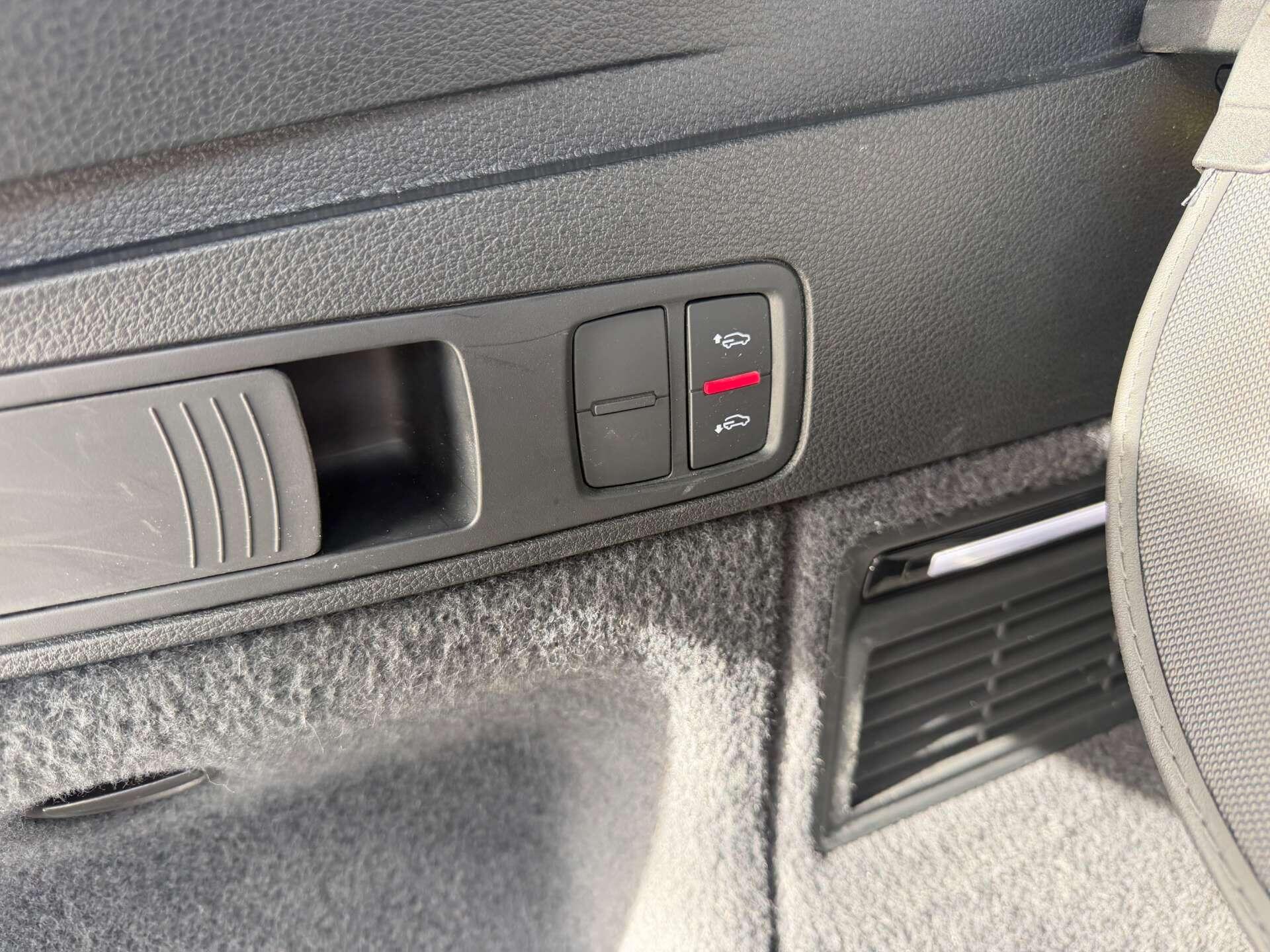 Audi SQ5 view 11