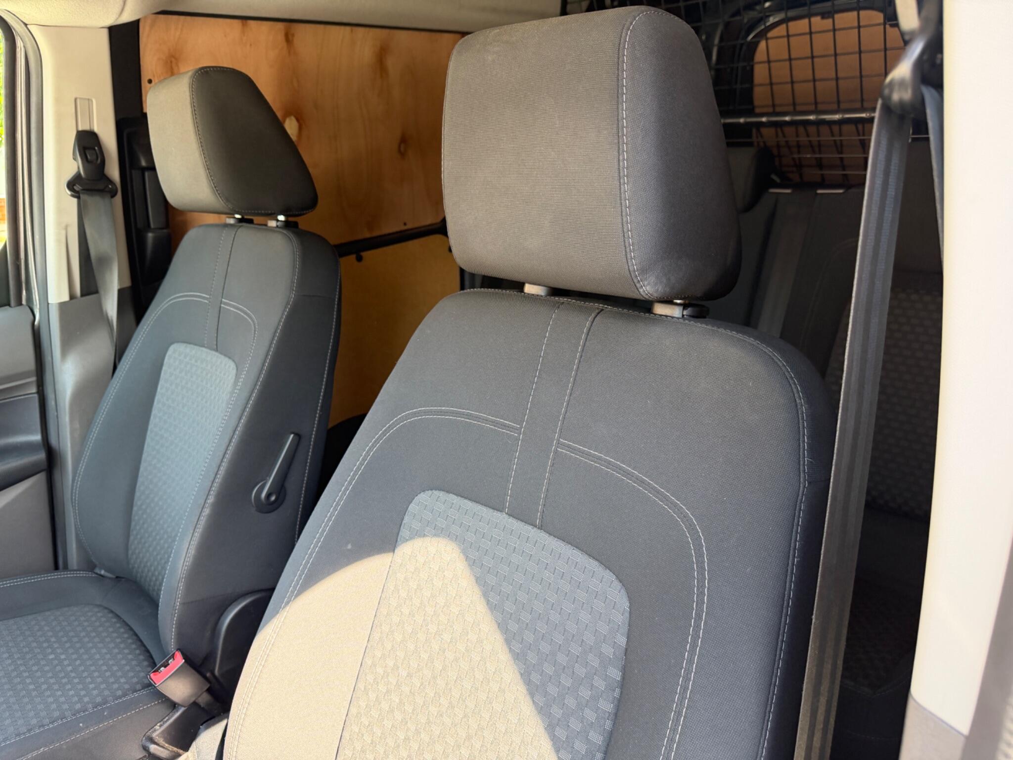 Ford Transit Connect view 22