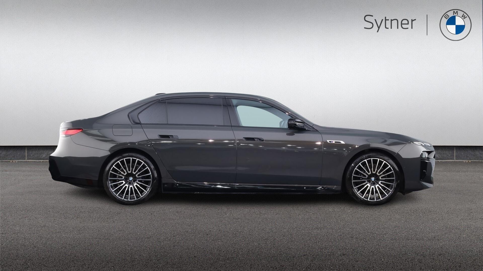 BMW I7 view 3