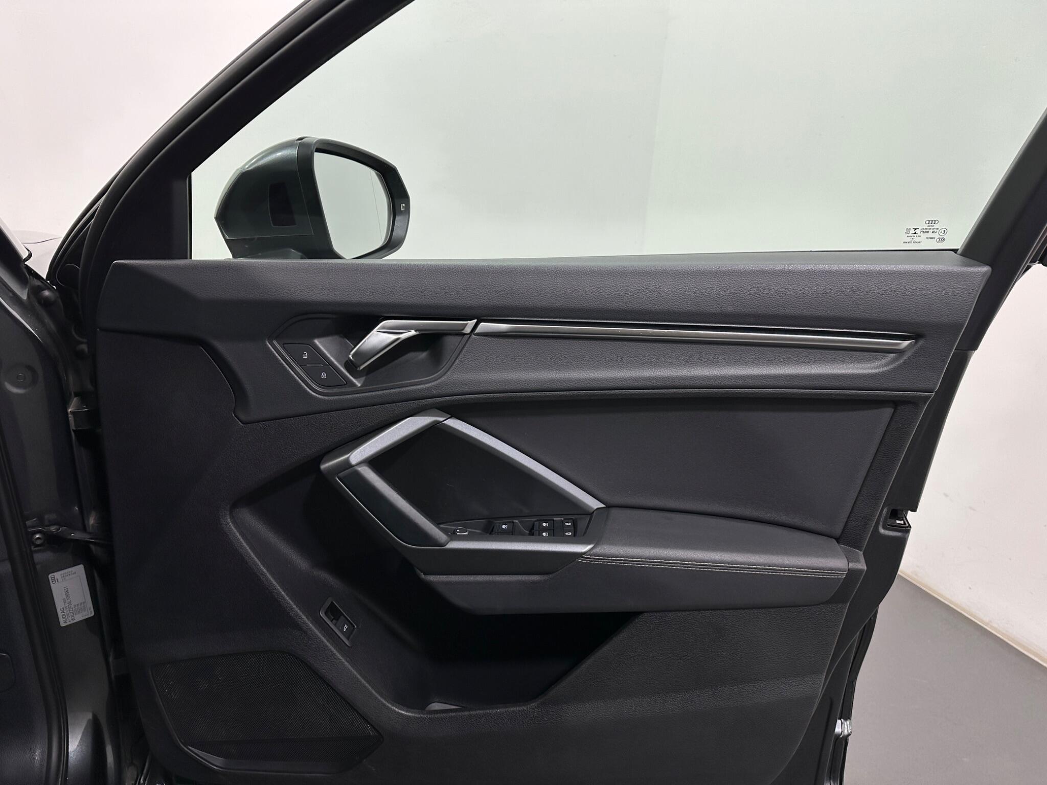 Audi Q3 view 33