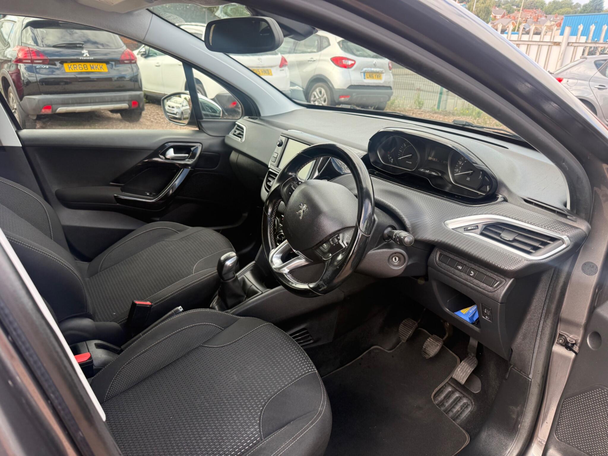Peugeot 208 view 20