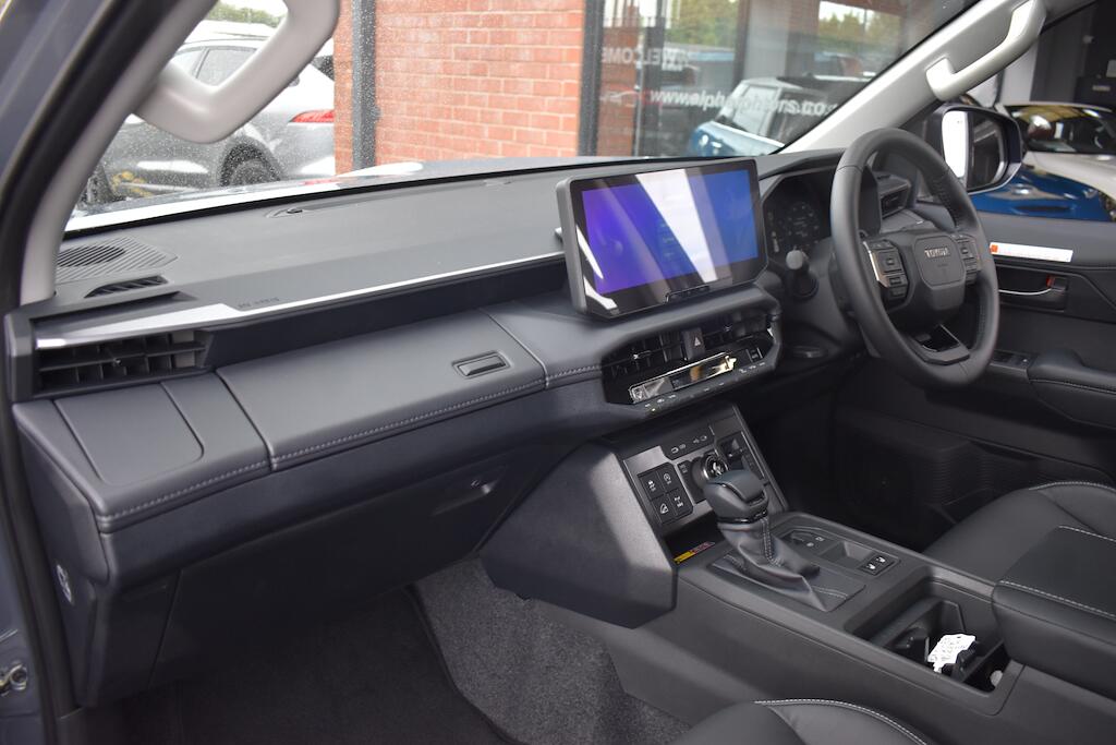 Toyota Hilux view 35