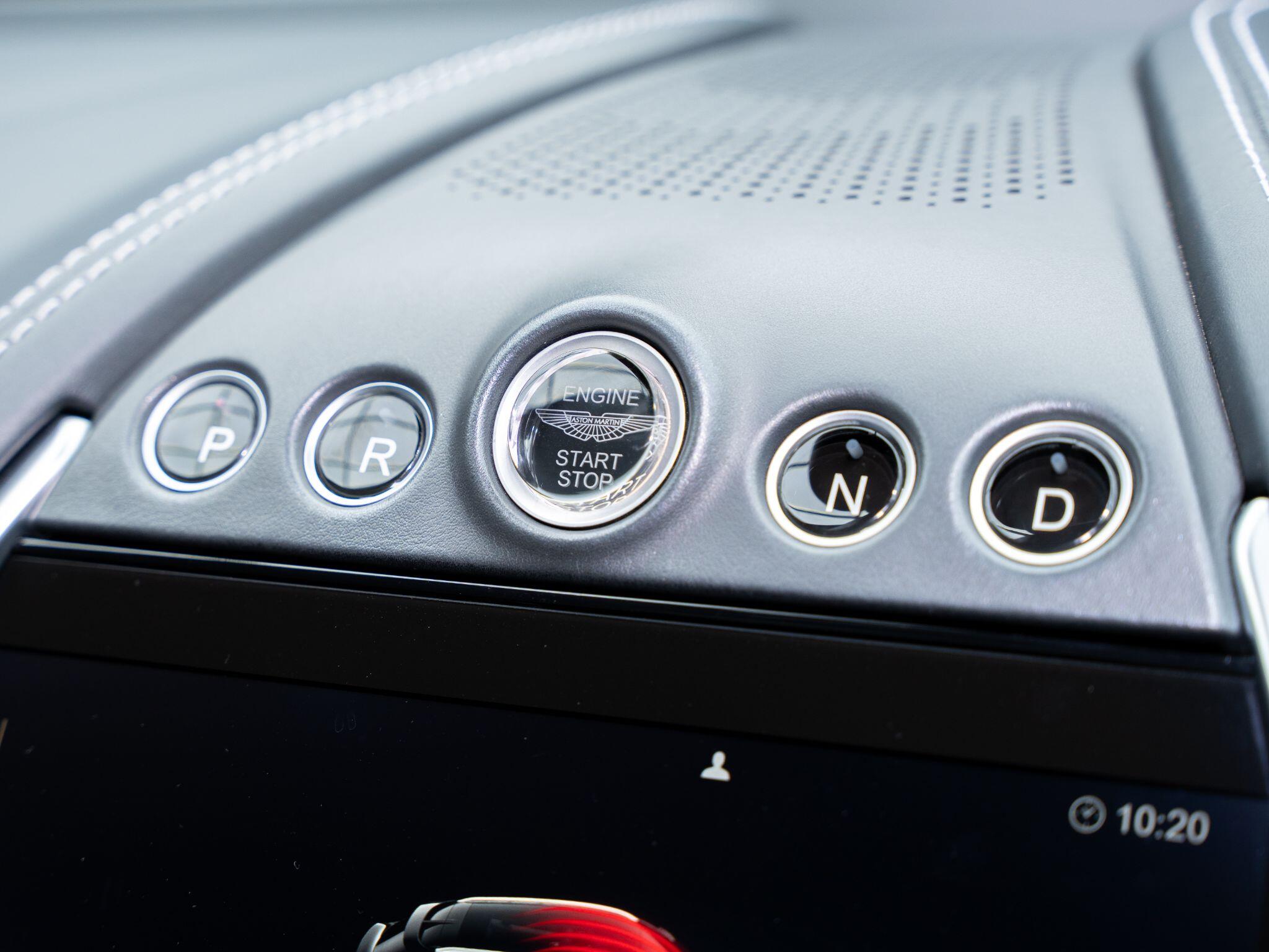 Aston Martin DBX view 32