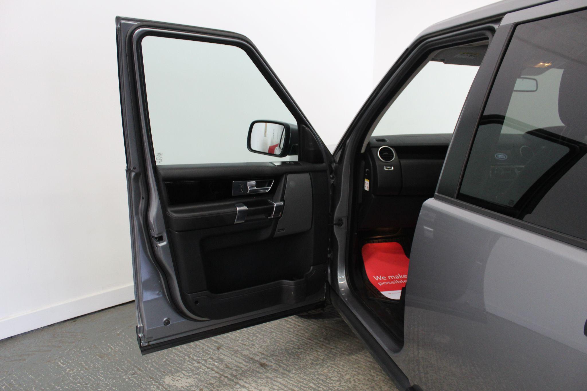 Land Rover Discovery view 30