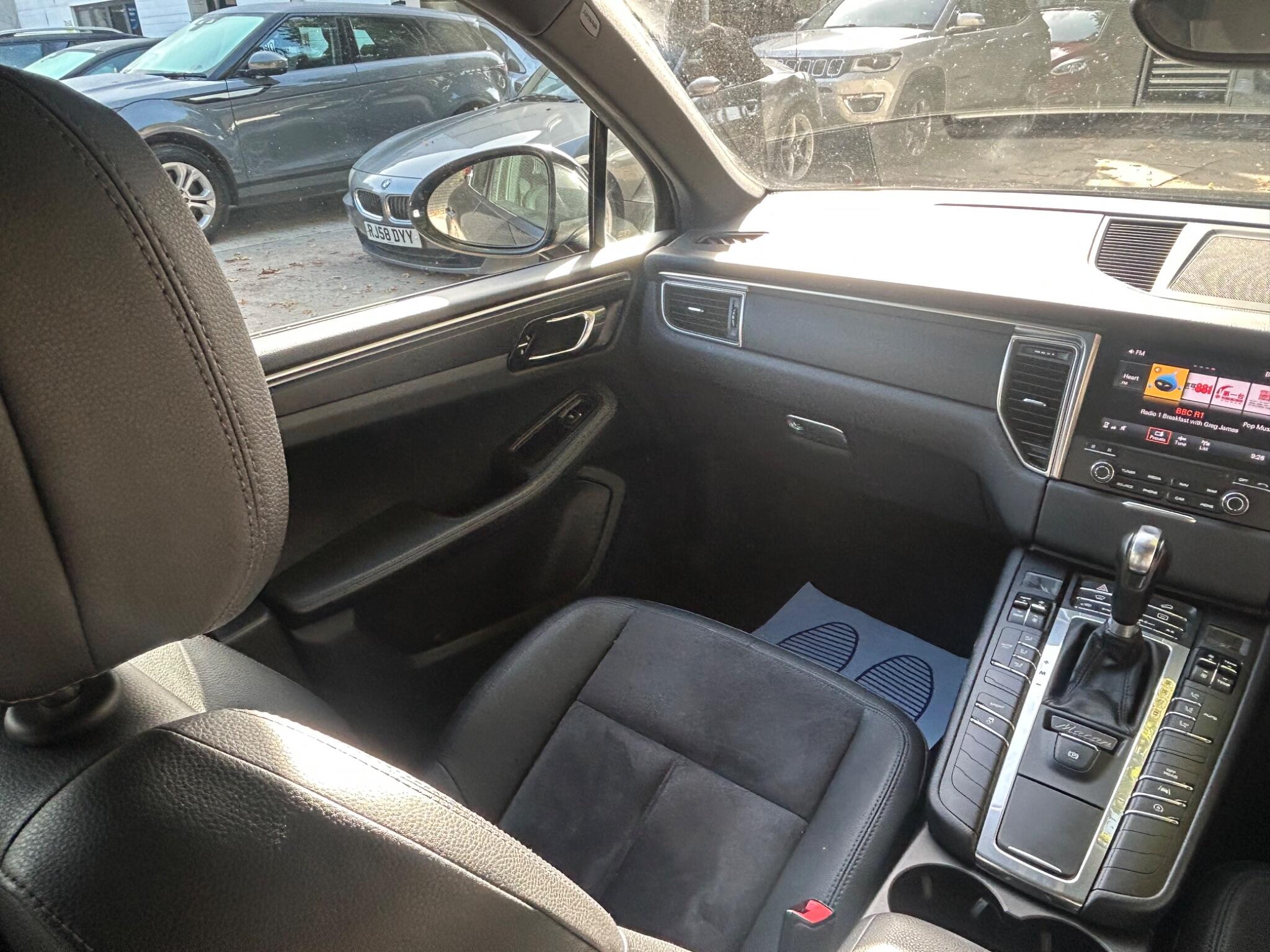 Porsche Macan view 20