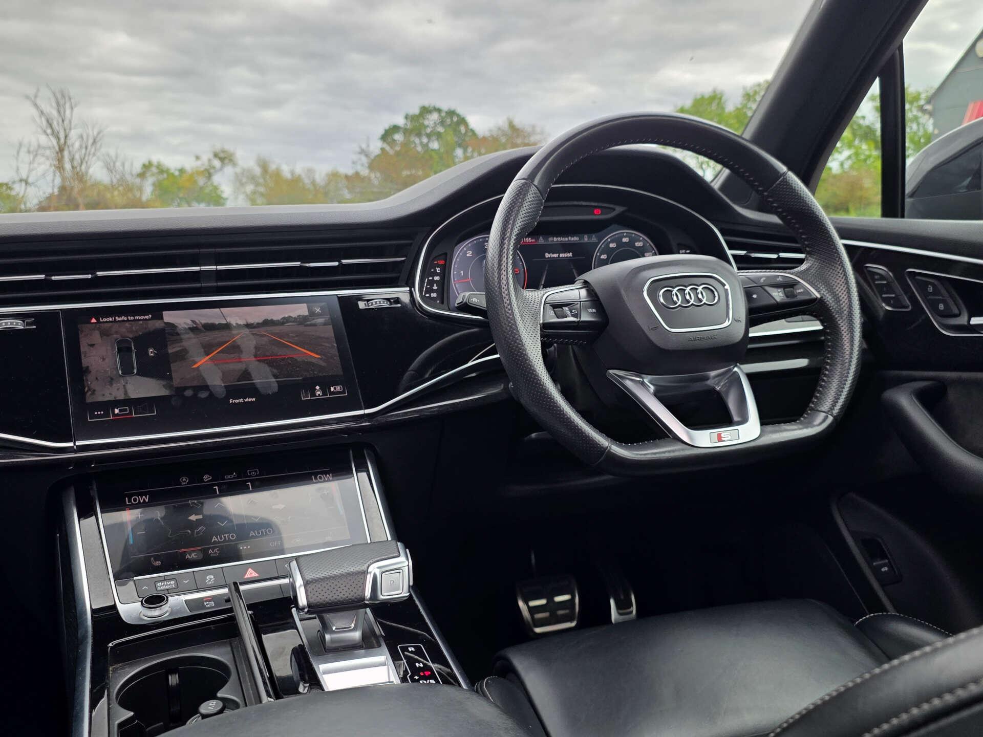 Audi Q7 view 15