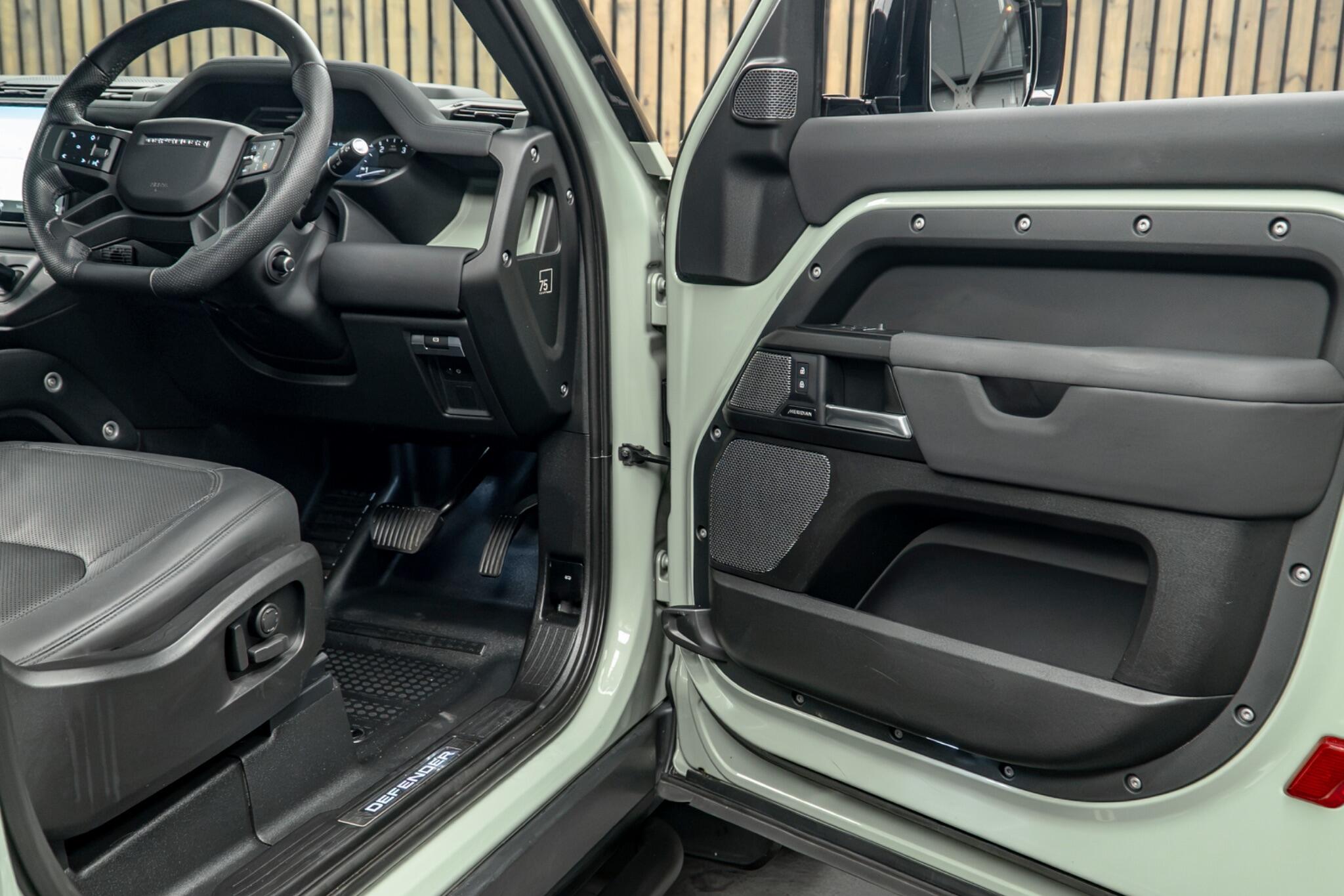 Land Rover Defender view 30