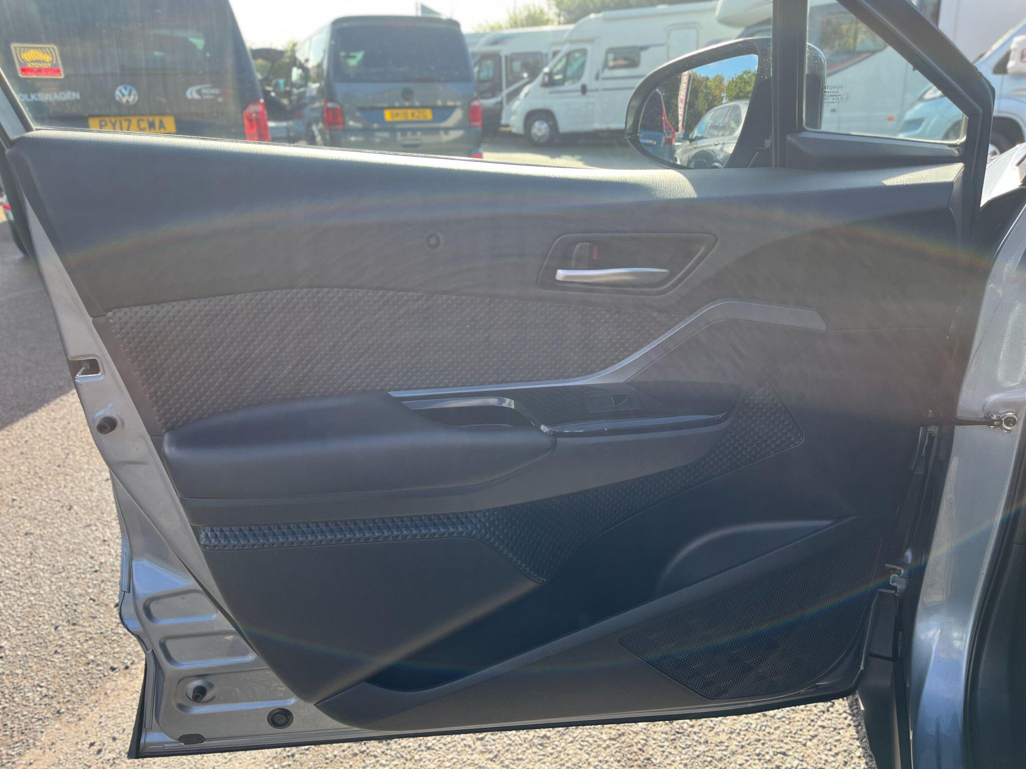 Toyota C-HR view 16