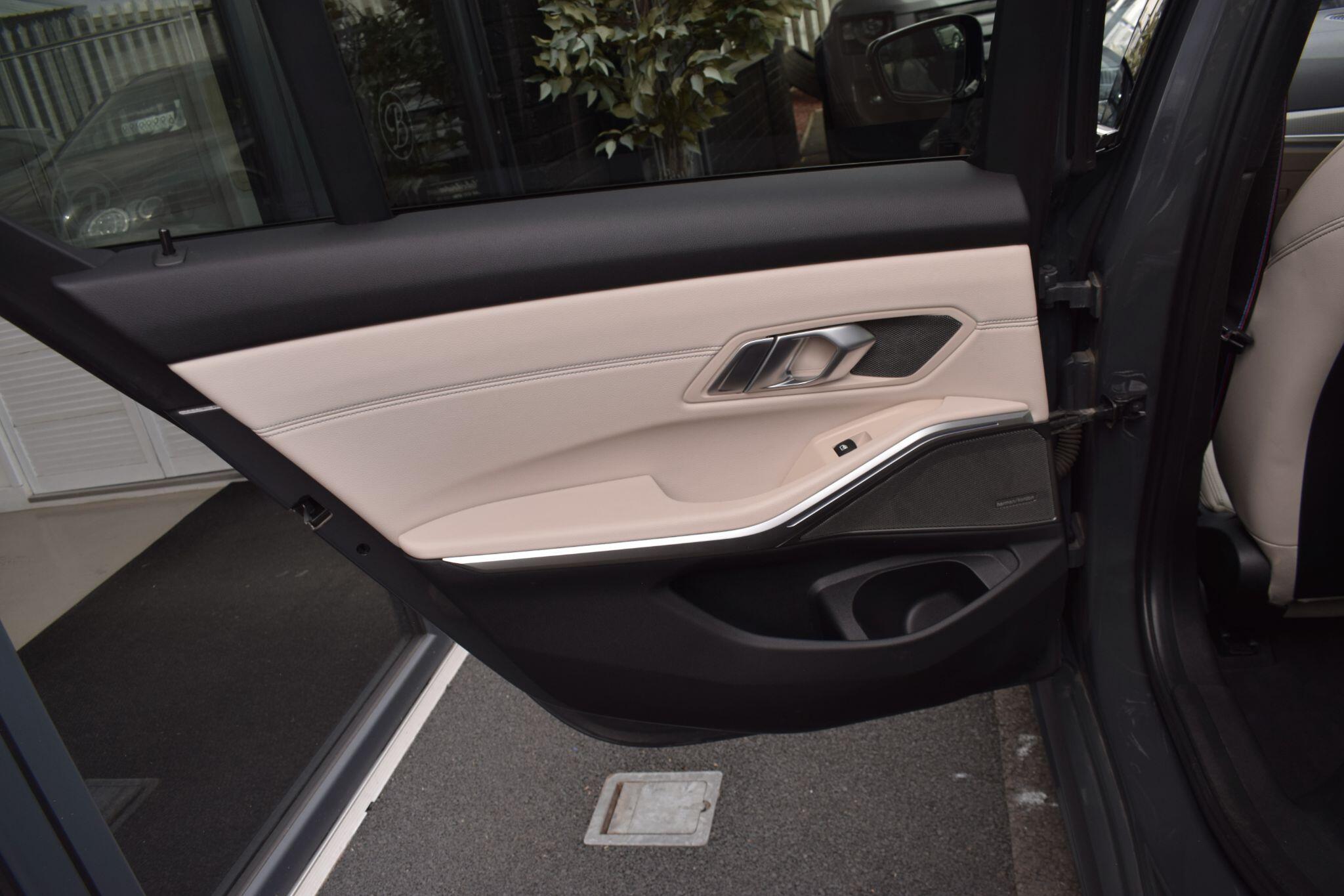 BMW 3 Series view 22