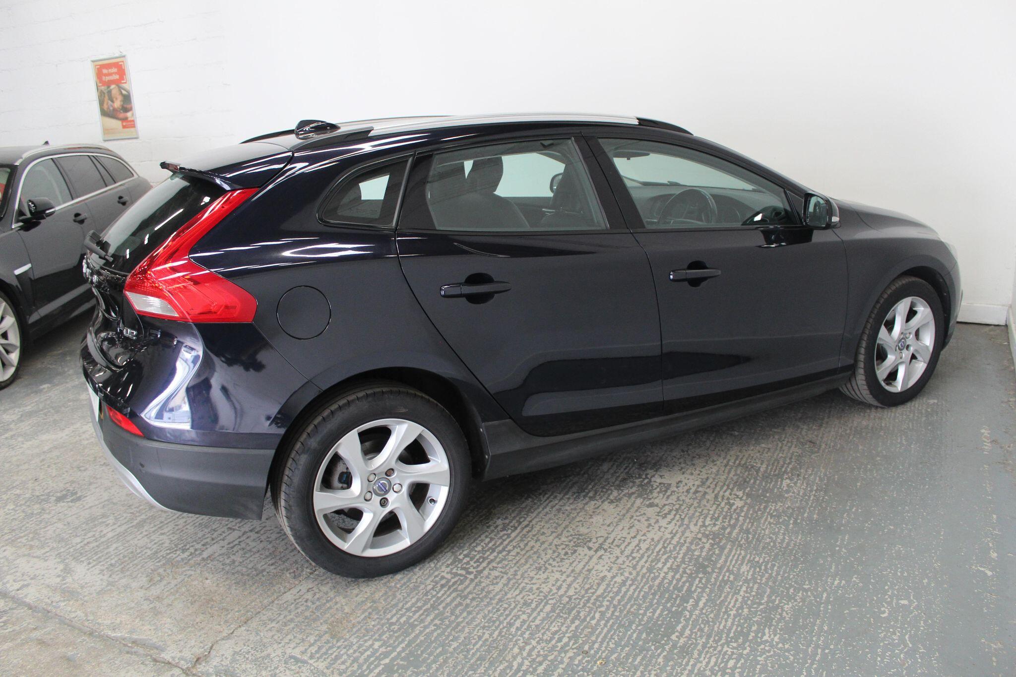 Volvo V40 Cross Country view 11