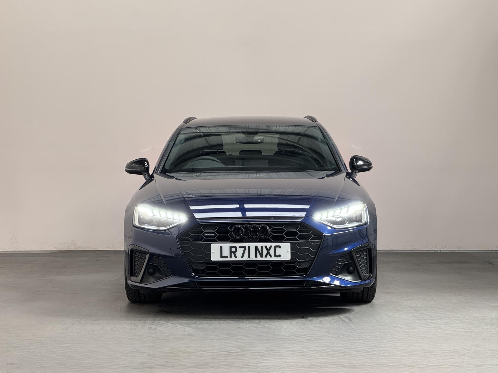 Audi A4 Avant view 3