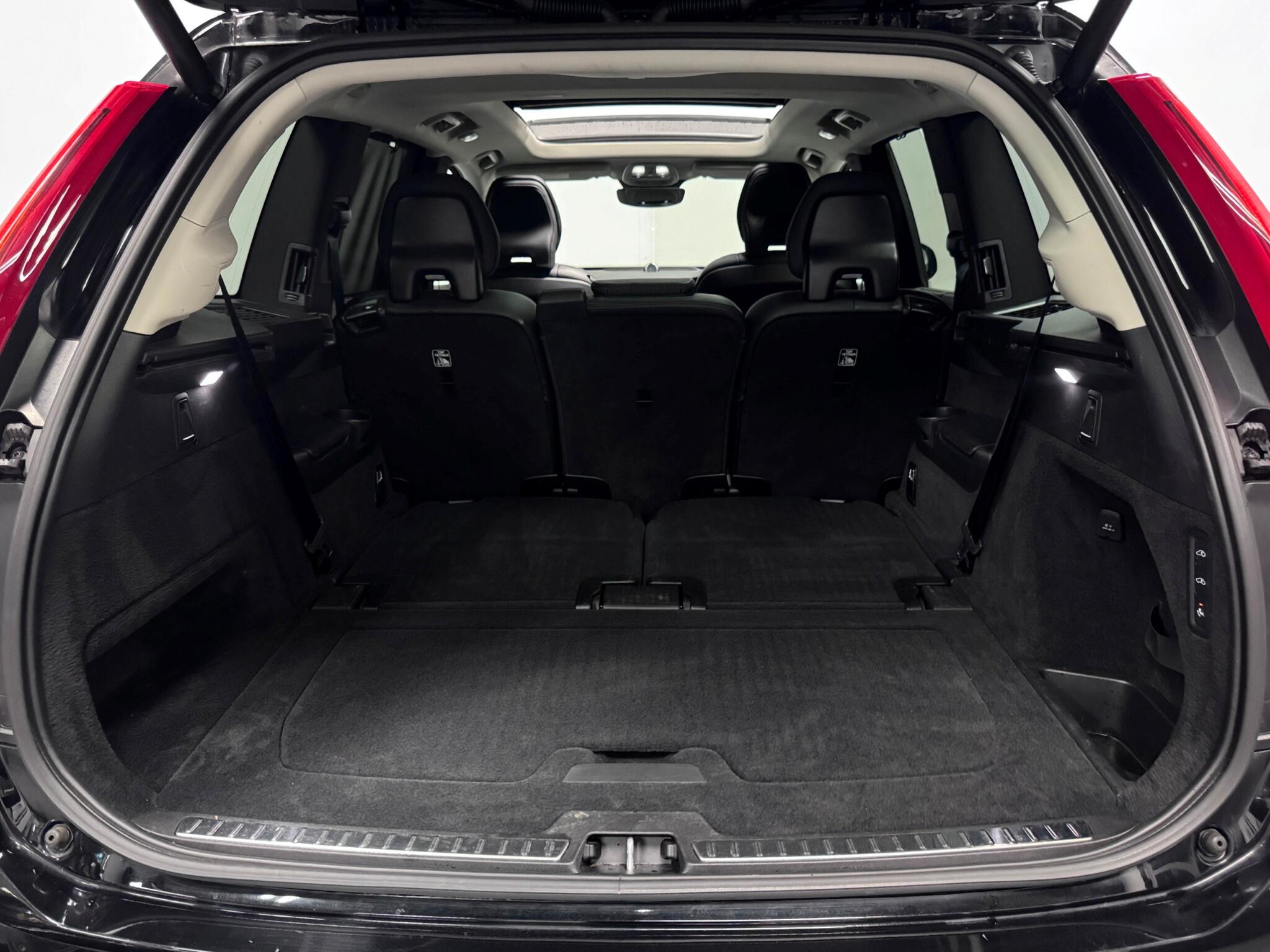 Volvo XC90 view 9