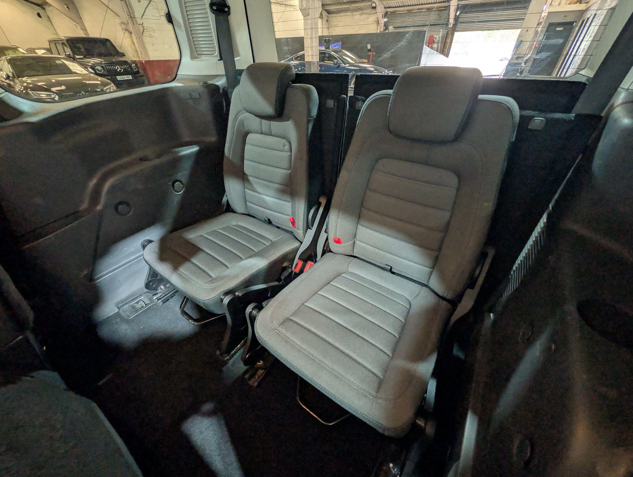 Ford Grand Tourneo Connect view 32