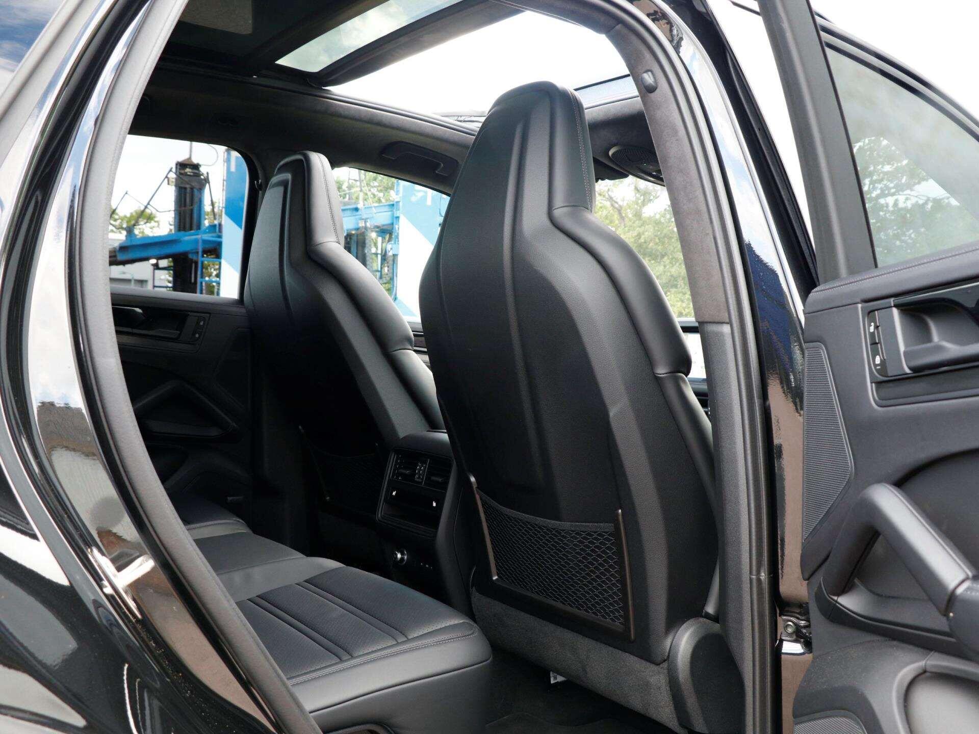 Porsche Cayenne view 26