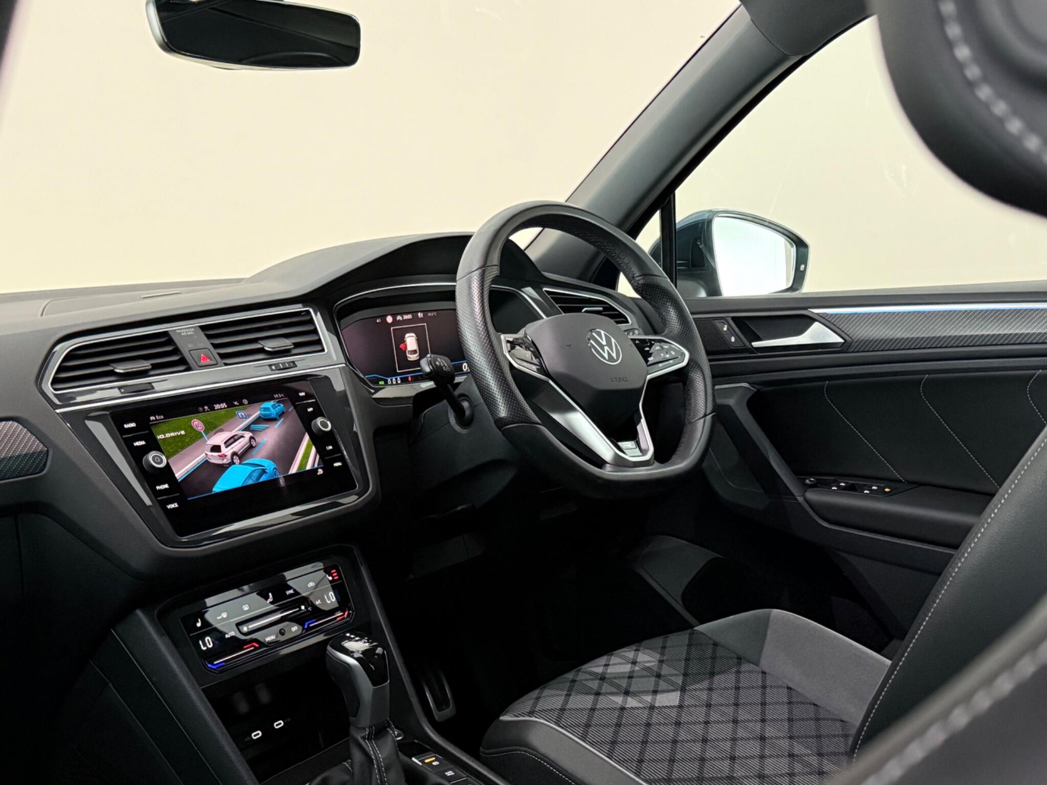 Volkswagen Tiguan view 4