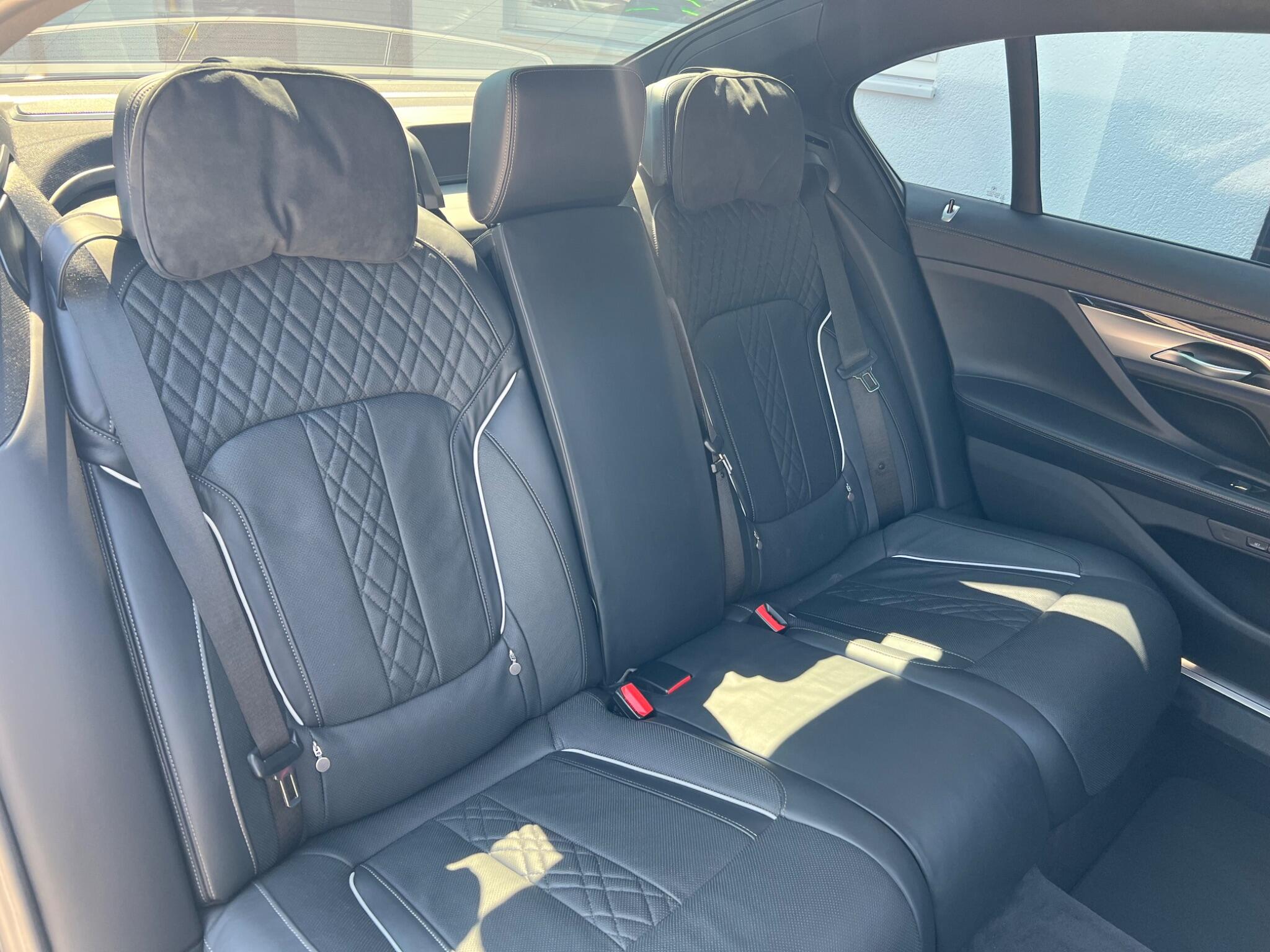 BMW 7 Series view 56