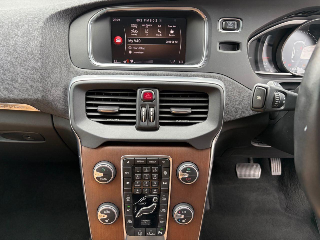 Volvo V40 Cross Country view 25
