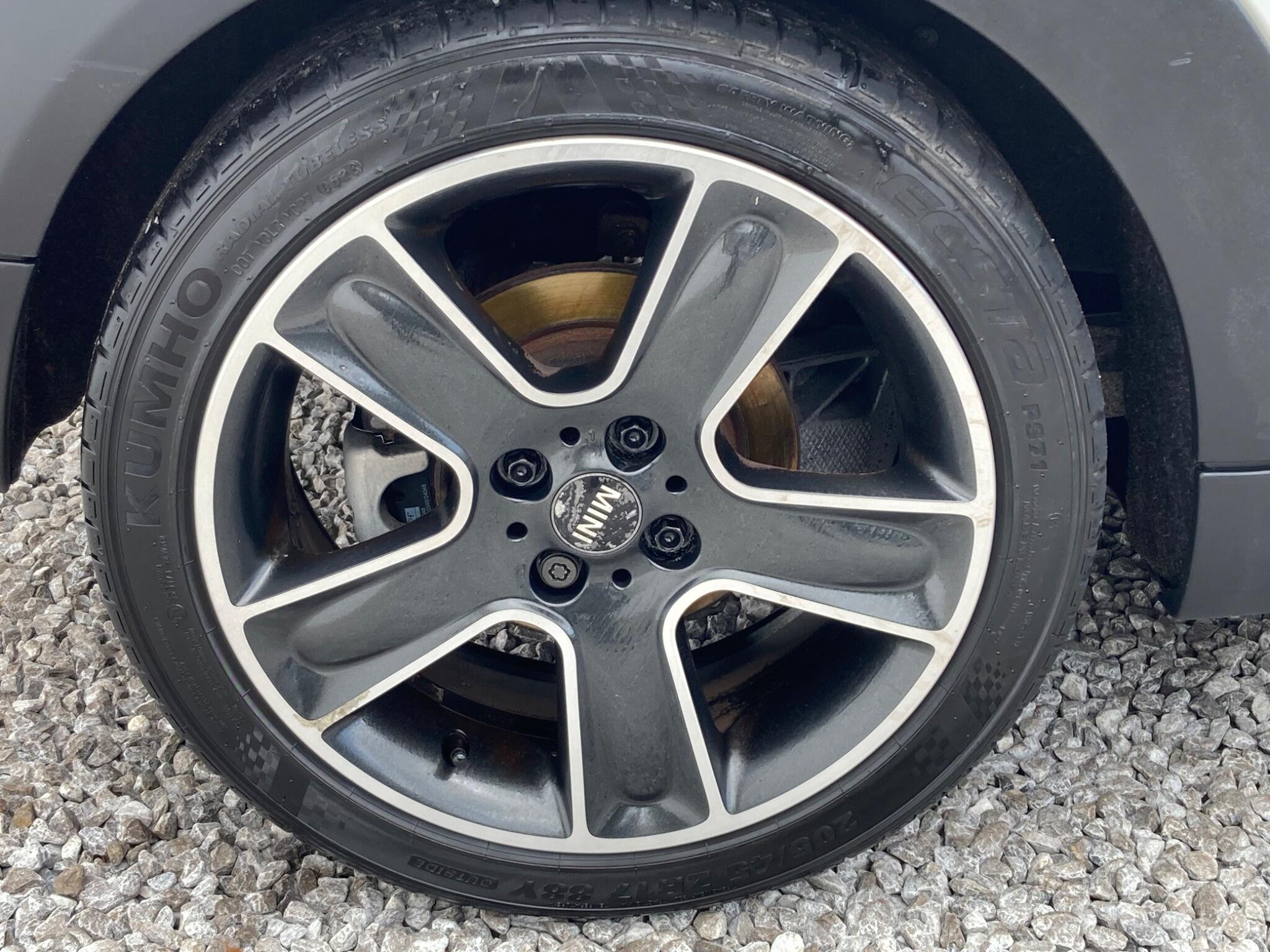 2011 MINI Hatch image 20
