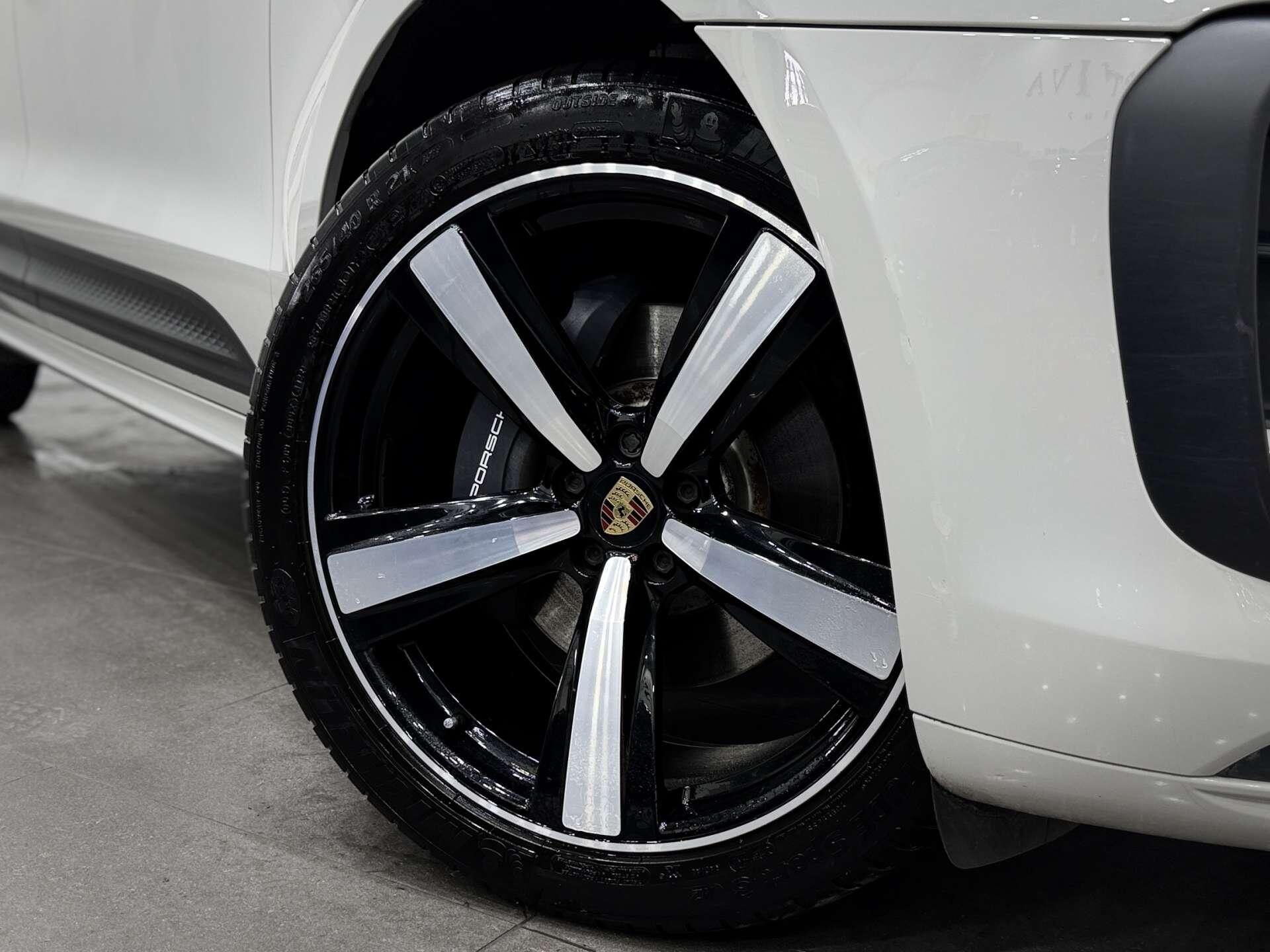 Porsche Macan view 10