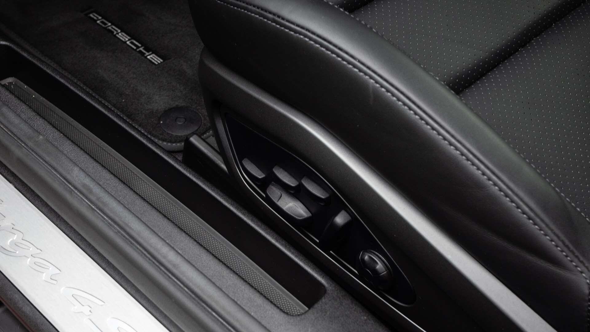 Porsche 911 view 38