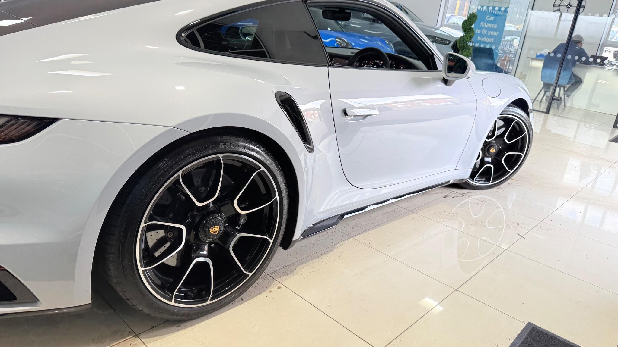 Porsche 911 view 39
