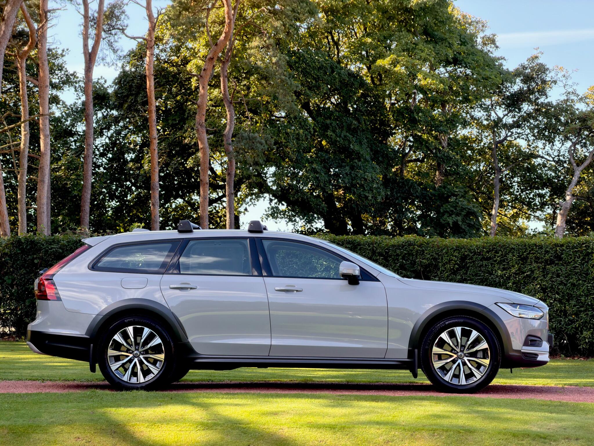 Volvo V90 Cross Country view 8