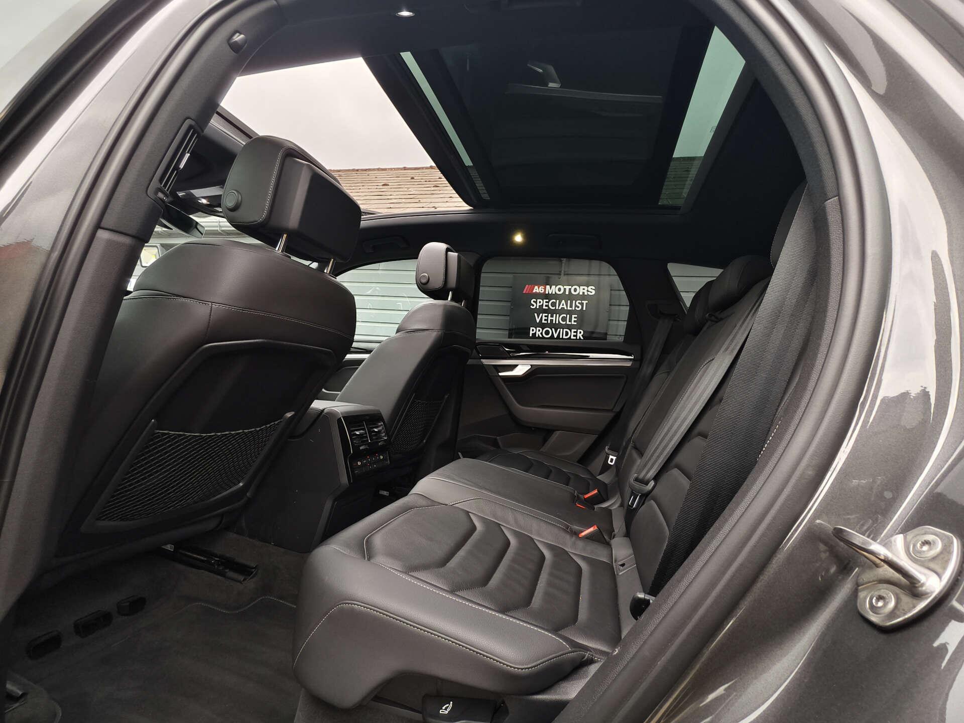 Volkswagen Touareg view 24