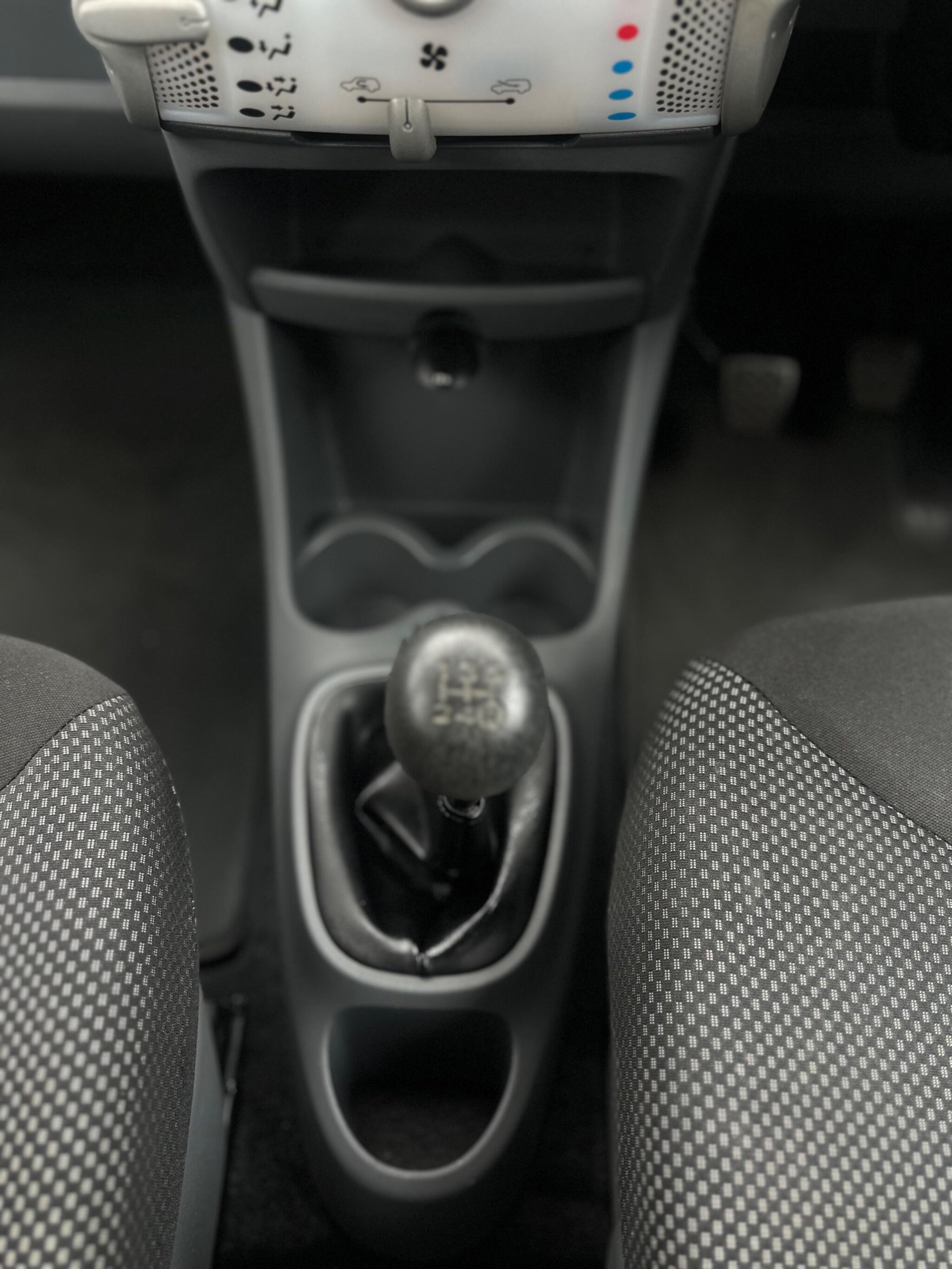 2010 Toyota AYGO image 28