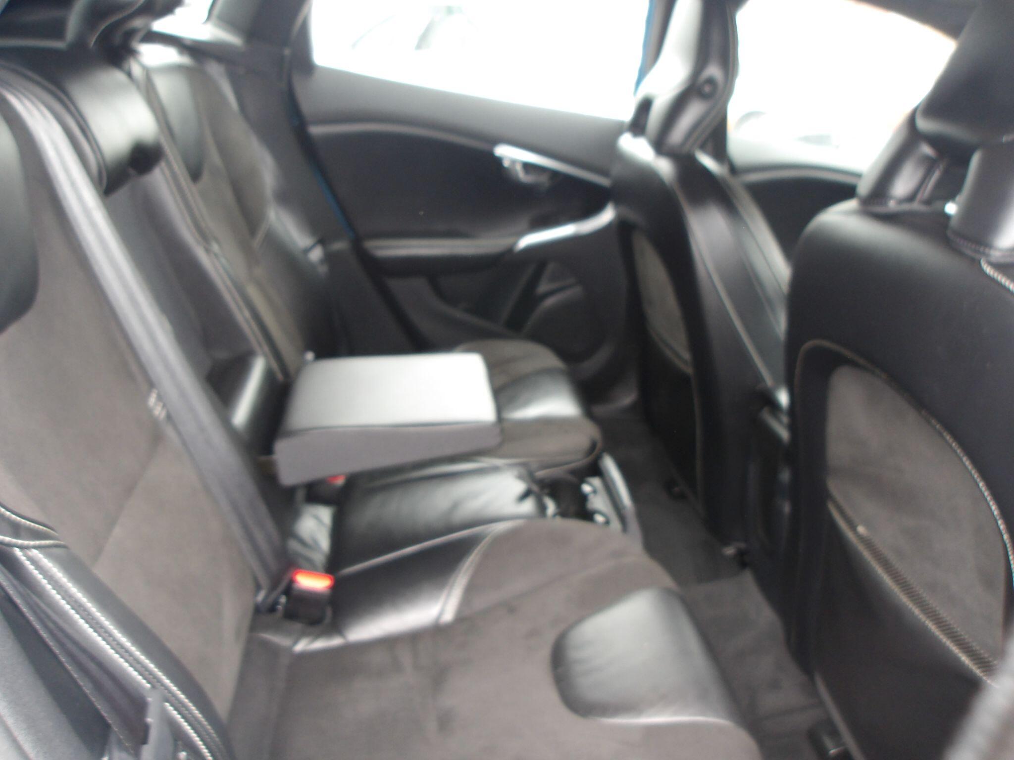 Volvo V40 view 10