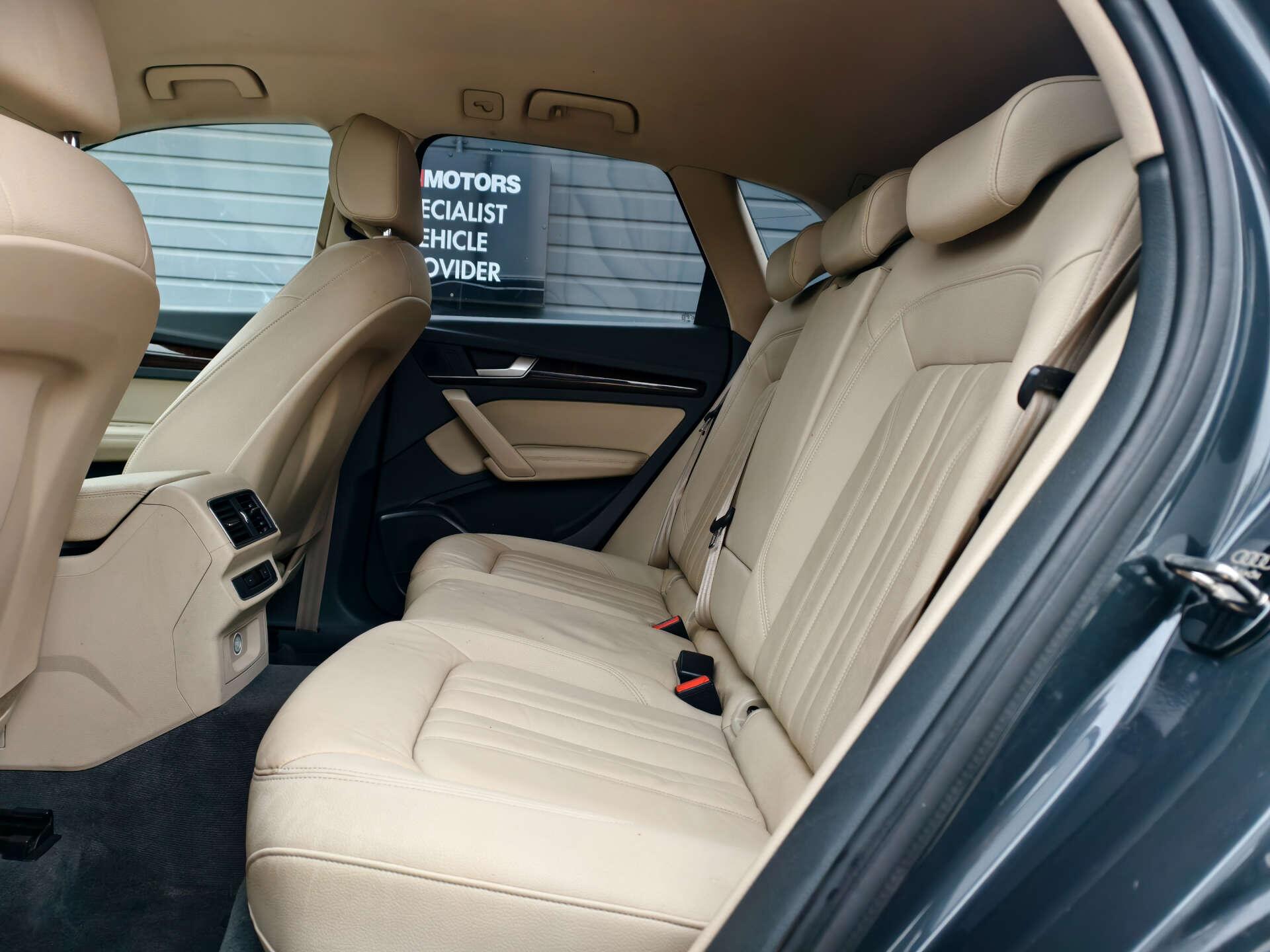 Audi Q5 view 18