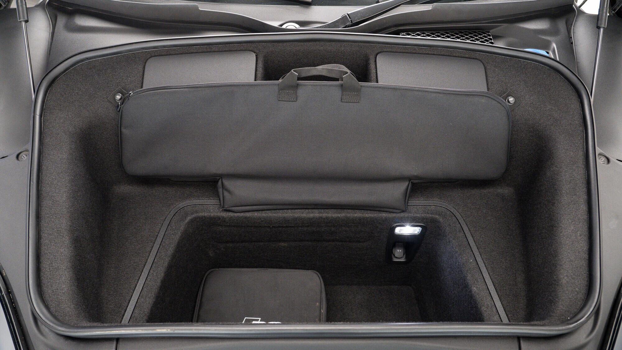 Audi R8 view 9