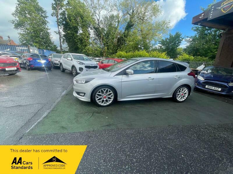 2016 Ford Focus image 16